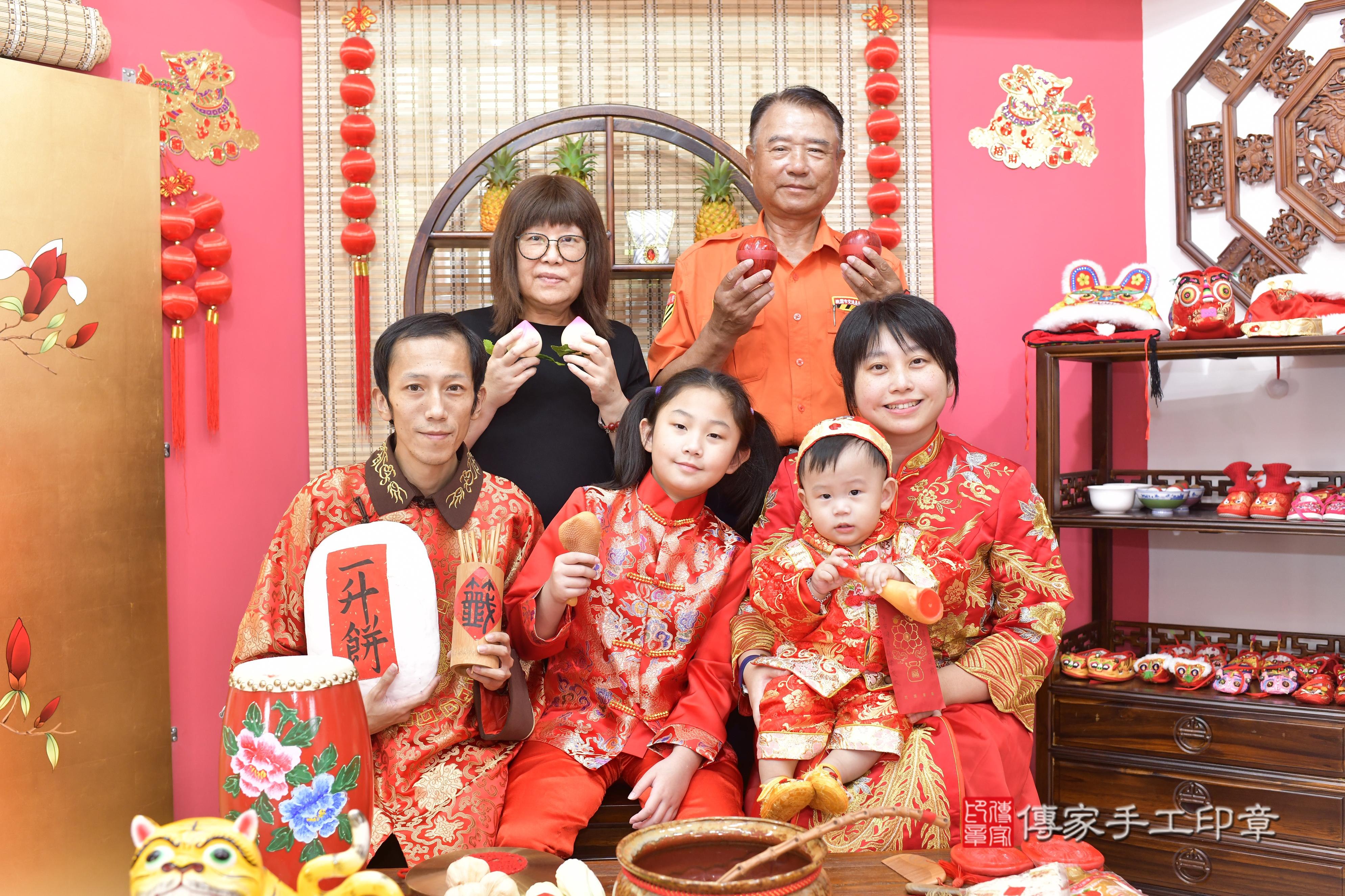 傳家手工印章新竹店、抓周、度脺、美式風會場、傳家嬰兒古禮、吉祥話、抓周道具物品24種、拍照。抓周證書。寶寶抓周、滿周歲、生日快樂、祝福