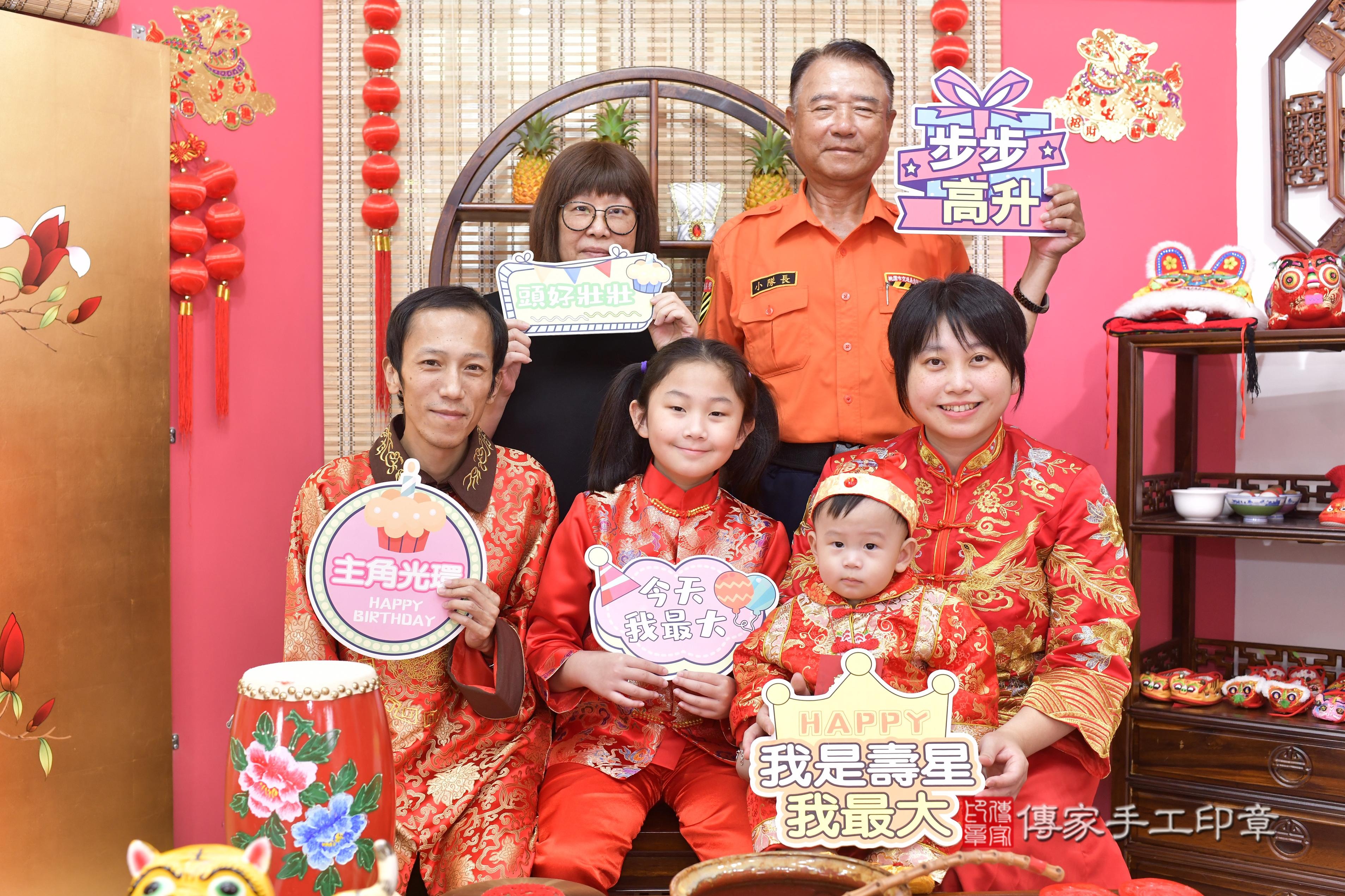 傳家手工印章新竹店、抓周、度脺、美式風會場、傳家嬰兒古禮、吉祥話、抓周道具物品24種、拍照。抓周證書。寶寶抓周、滿周歲、生日快樂、祝福