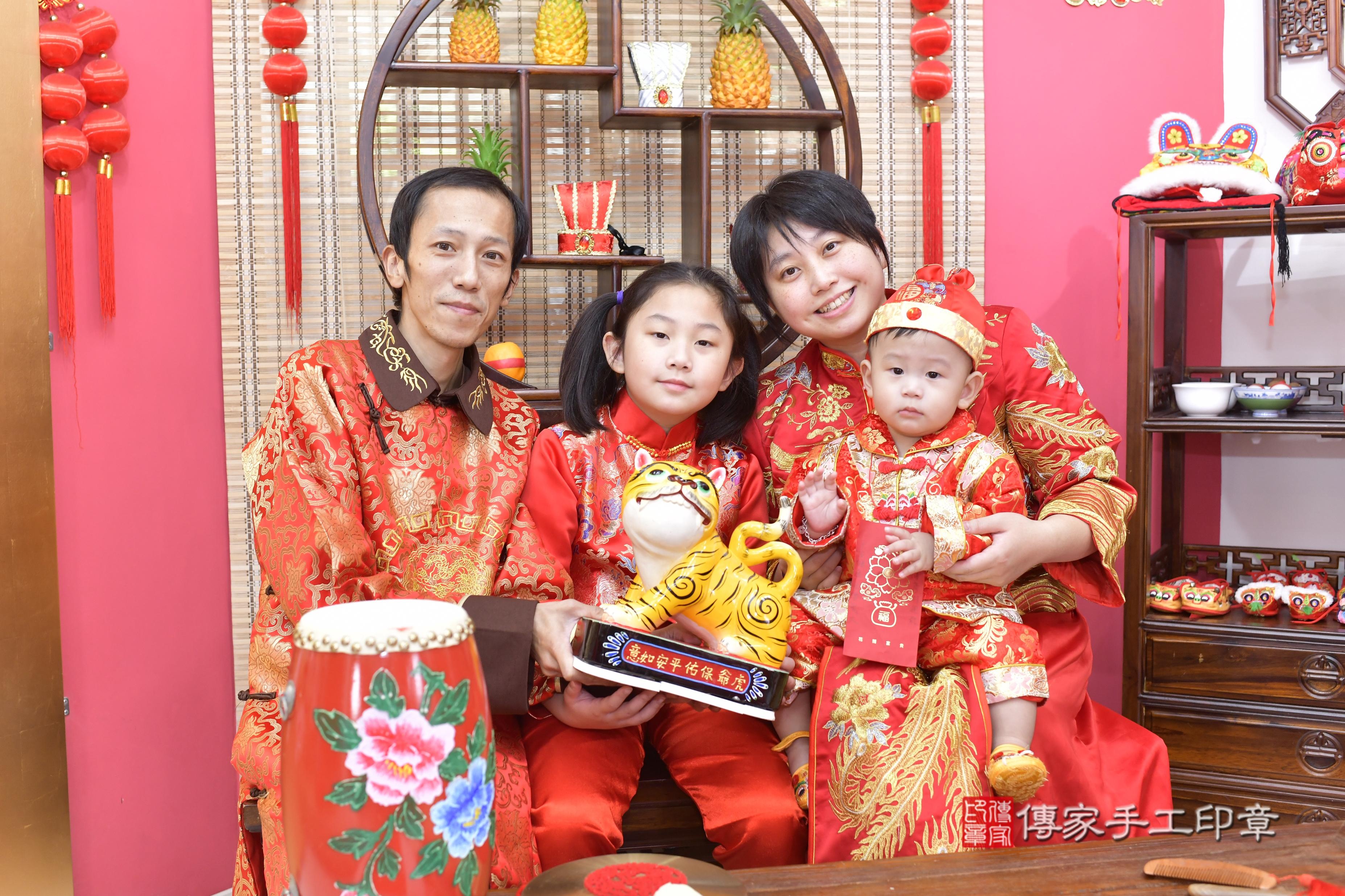 傳家手工印章新竹店、抓周、度脺、美式風會場、傳家嬰兒古禮、吉祥話、抓周道具物品24種、拍照。抓周證書。寶寶抓周、滿周歲、生日快樂、祝福