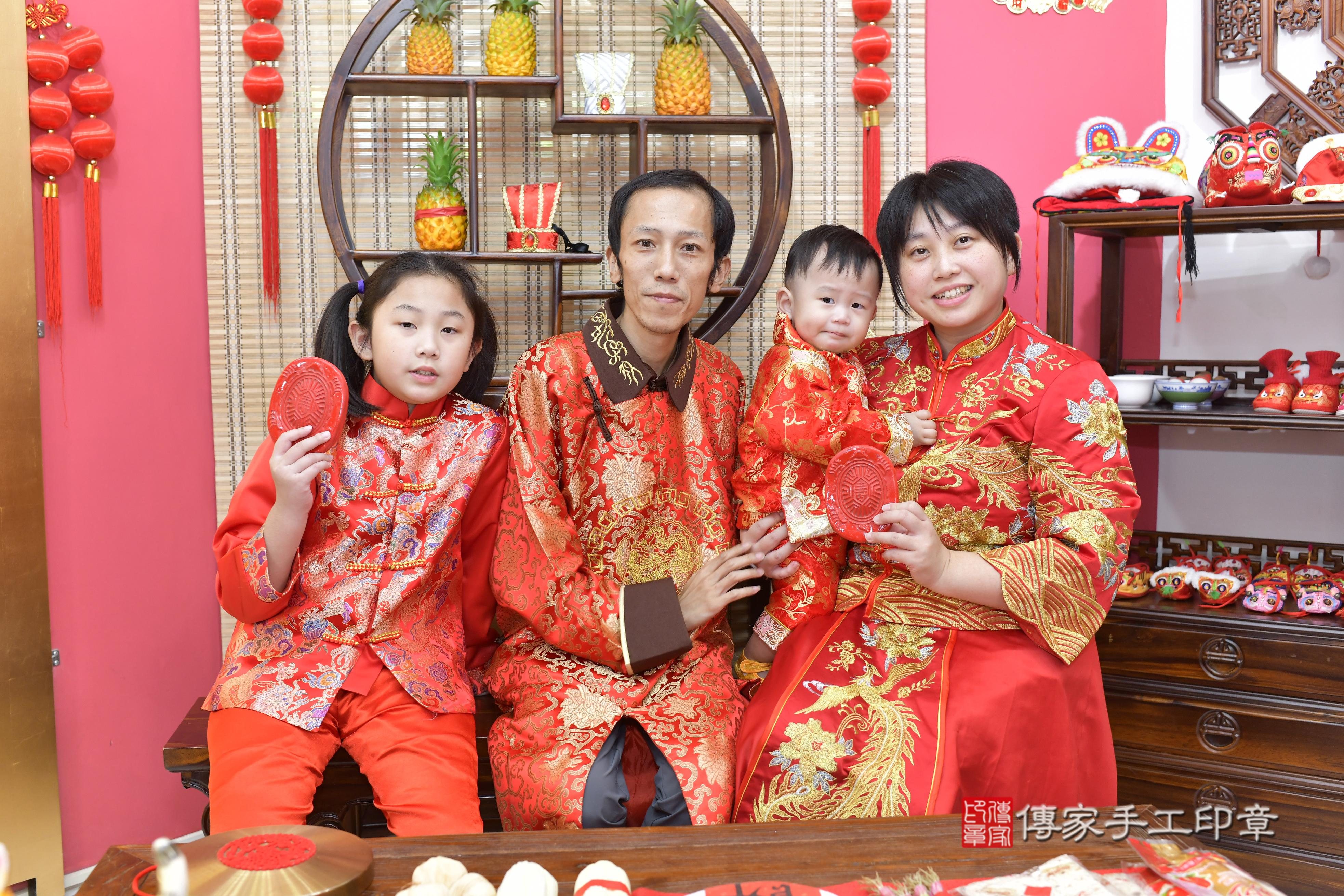 傳家手工印章新竹店、抓周、度脺、美式風會場、傳家嬰兒古禮、吉祥話、抓周道具物品24種、拍照。抓周證書。寶寶抓周、滿周歲、生日快樂、祝福