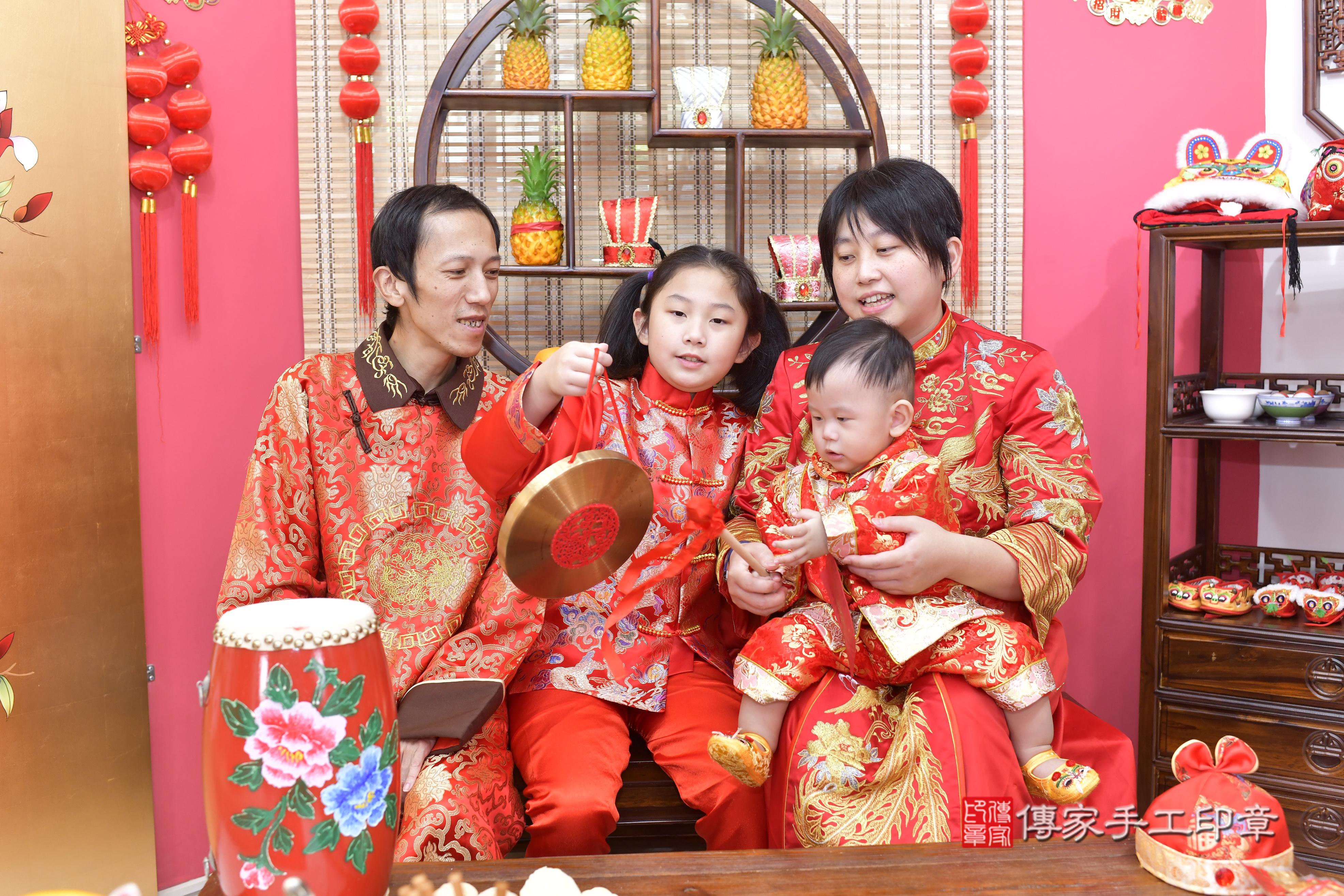 傳家手工印章新竹店、抓周、度脺、美式風會場、傳家嬰兒古禮、吉祥話、抓周道具物品24種、拍照。抓周證書。寶寶抓周、滿周歲、生日快樂、祝福