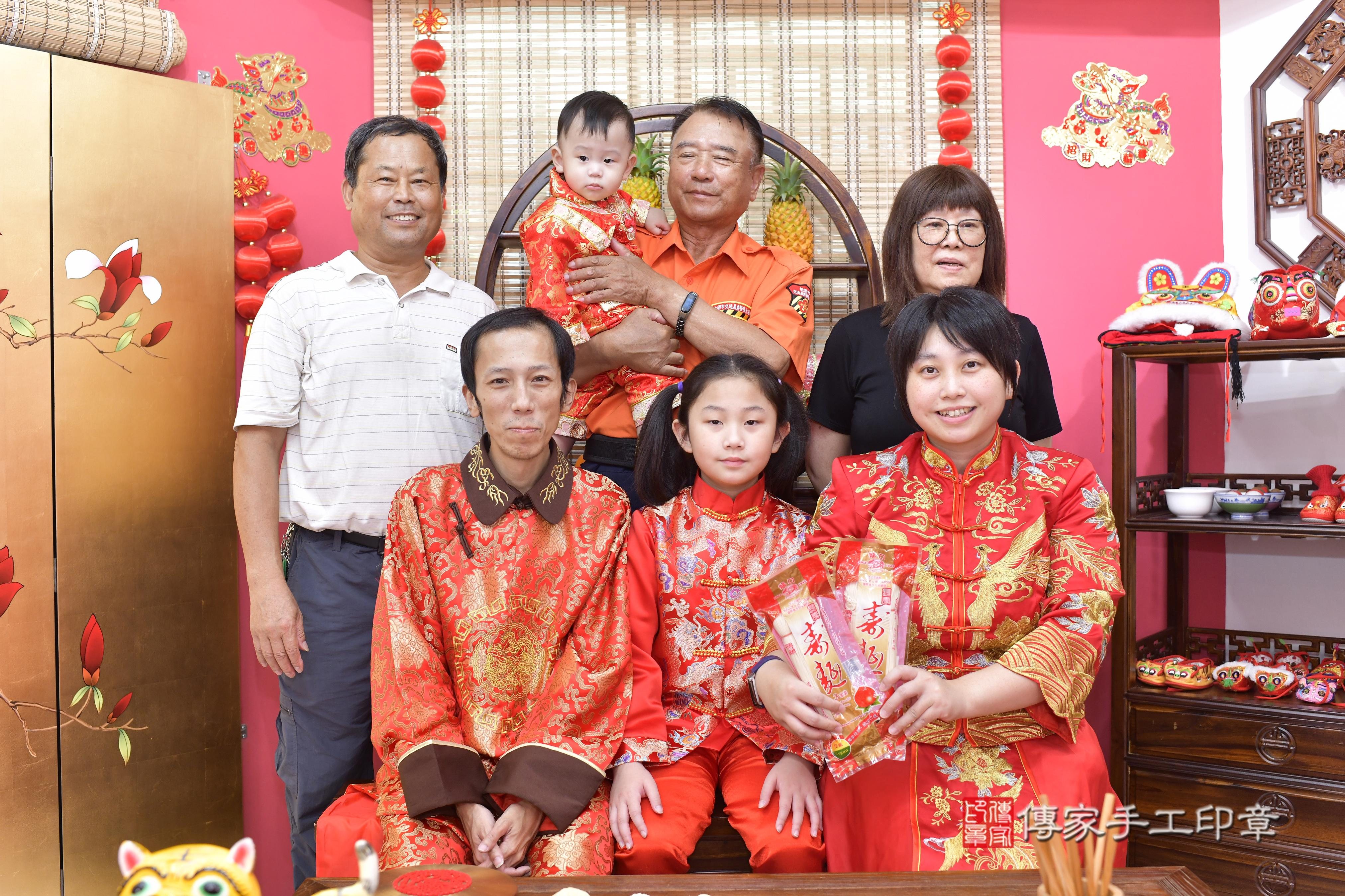 傳家手工印章新竹店、抓周、度脺、美式風會場、傳家嬰兒古禮、吉祥話、抓周道具物品24種、拍照。抓周證書。寶寶抓周、滿周歲、生日快樂、祝福