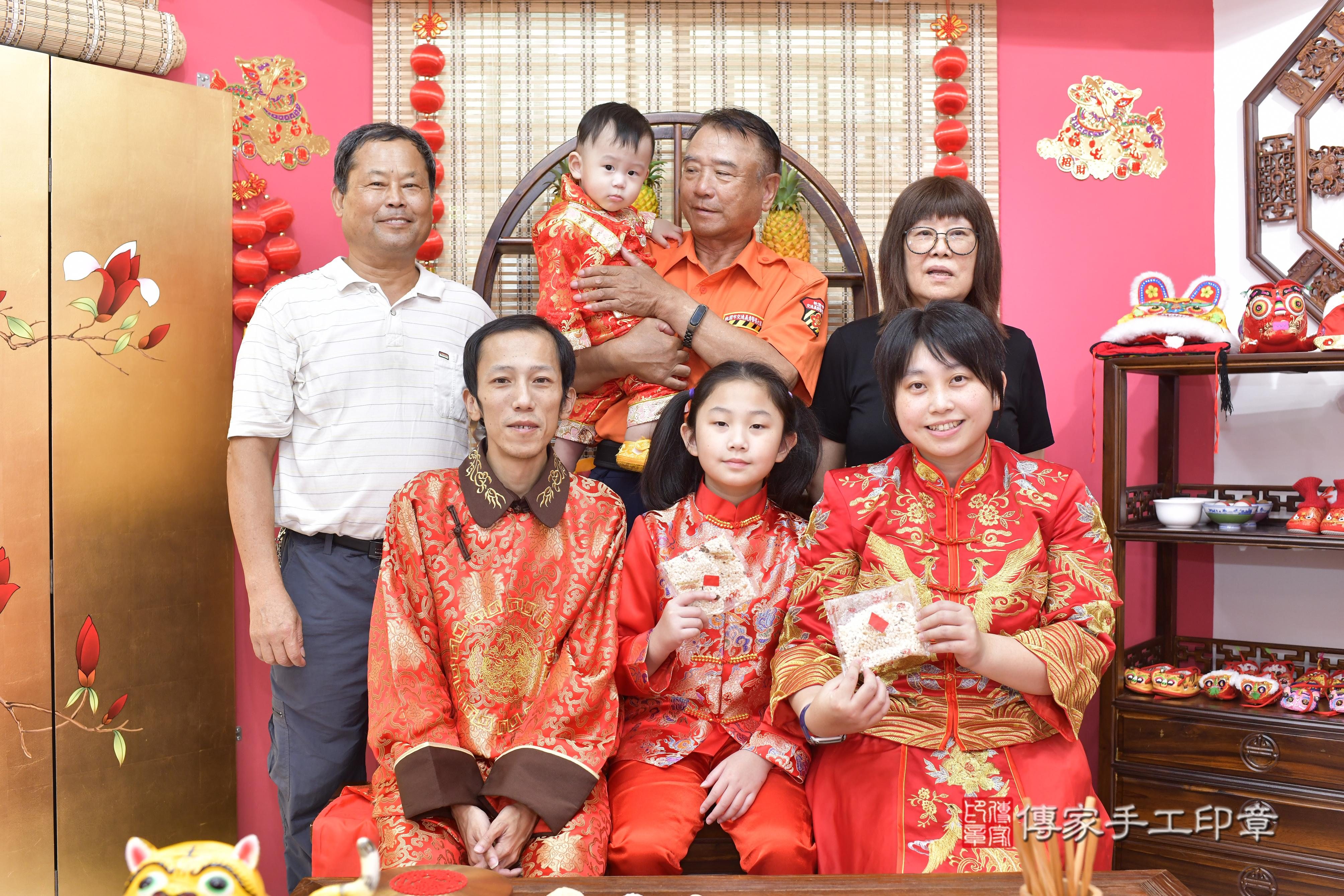 傳家手工印章新竹店、抓周、度脺、美式風會場、傳家嬰兒古禮、吉祥話、抓周道具物品24種、拍照。抓周證書。寶寶抓周、滿周歲、生日快樂、祝福