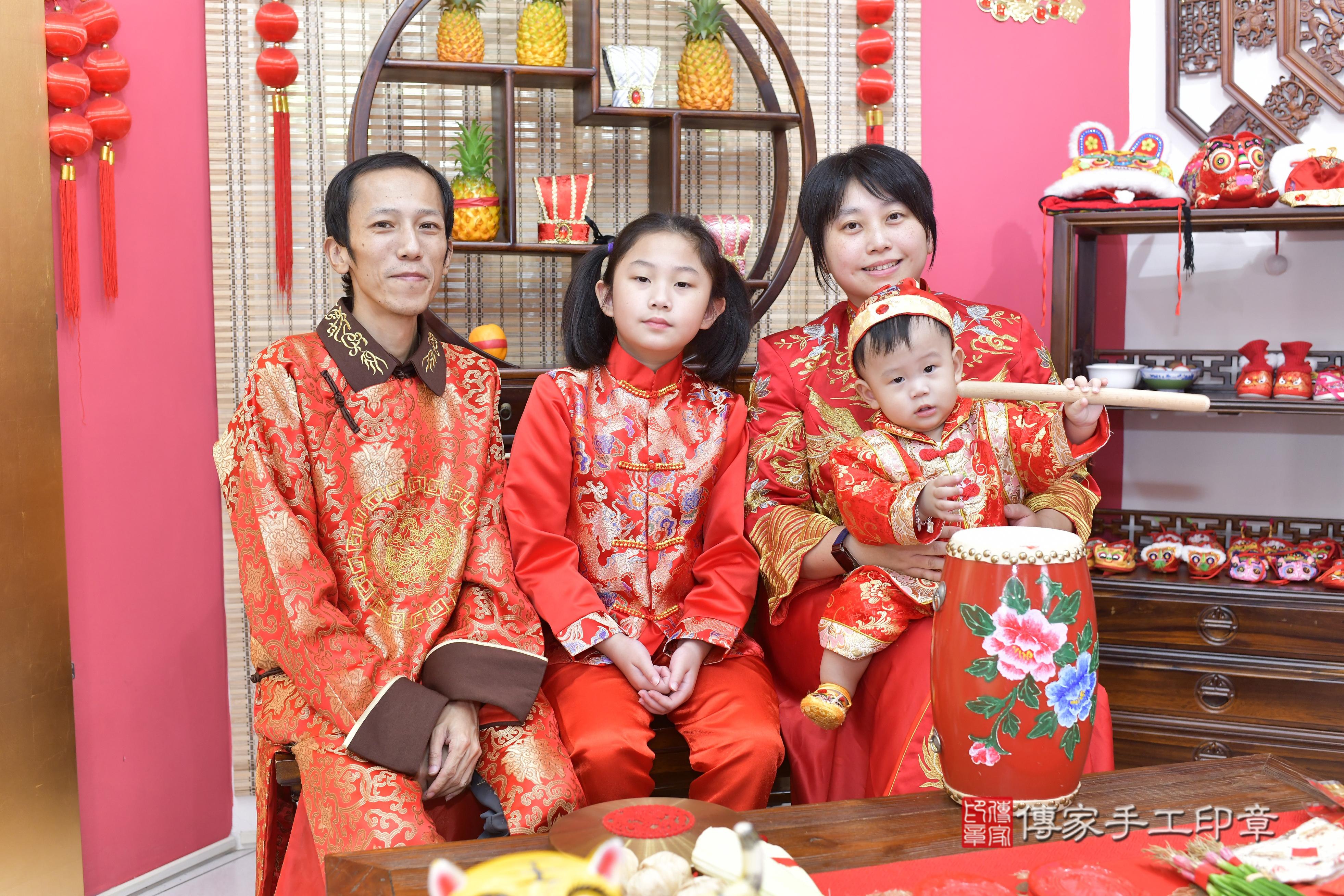 傳家手工印章新竹店、抓周、度脺、美式風會場、傳家嬰兒古禮、吉祥話、抓周道具物品24種、拍照。抓周證書。寶寶抓周、滿周歲、生日快樂、祝福