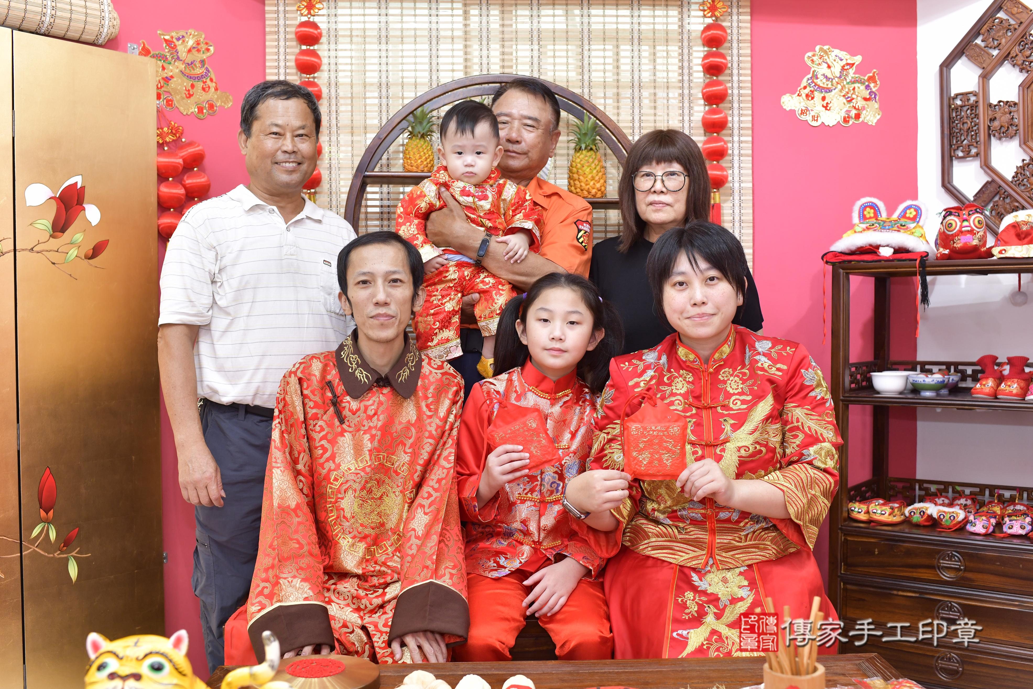 傳家手工印章新竹店、抓周、度脺、美式風會場、傳家嬰兒古禮、吉祥話、抓周道具物品24種、拍照。抓周證書。寶寶抓周、滿周歲、生日快樂、祝福