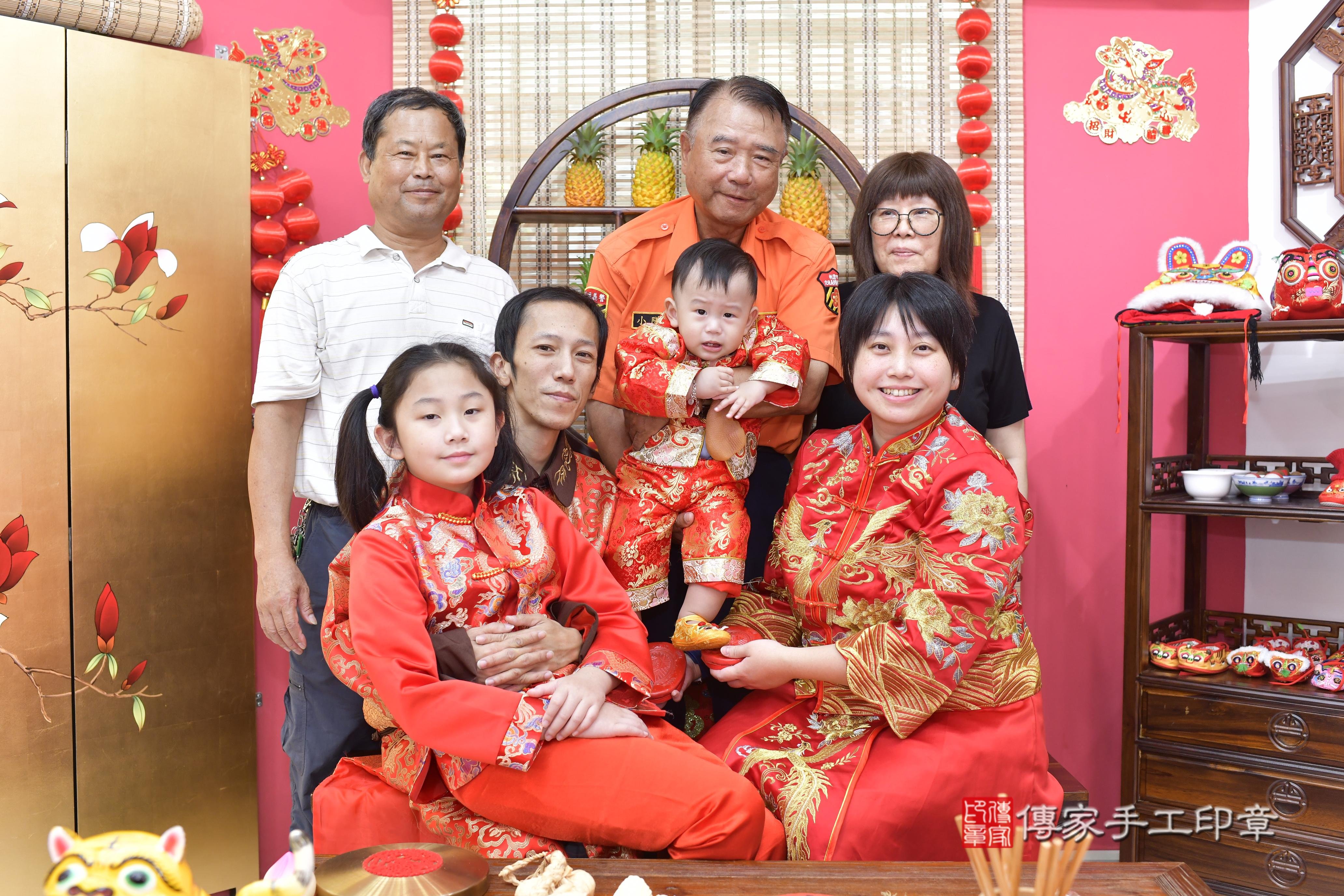 傳家手工印章新竹店、抓周、度脺、美式風會場、傳家嬰兒古禮、吉祥話、抓周道具物品24種、拍照。抓周證書。寶寶抓周、滿周歲、生日快樂、祝福