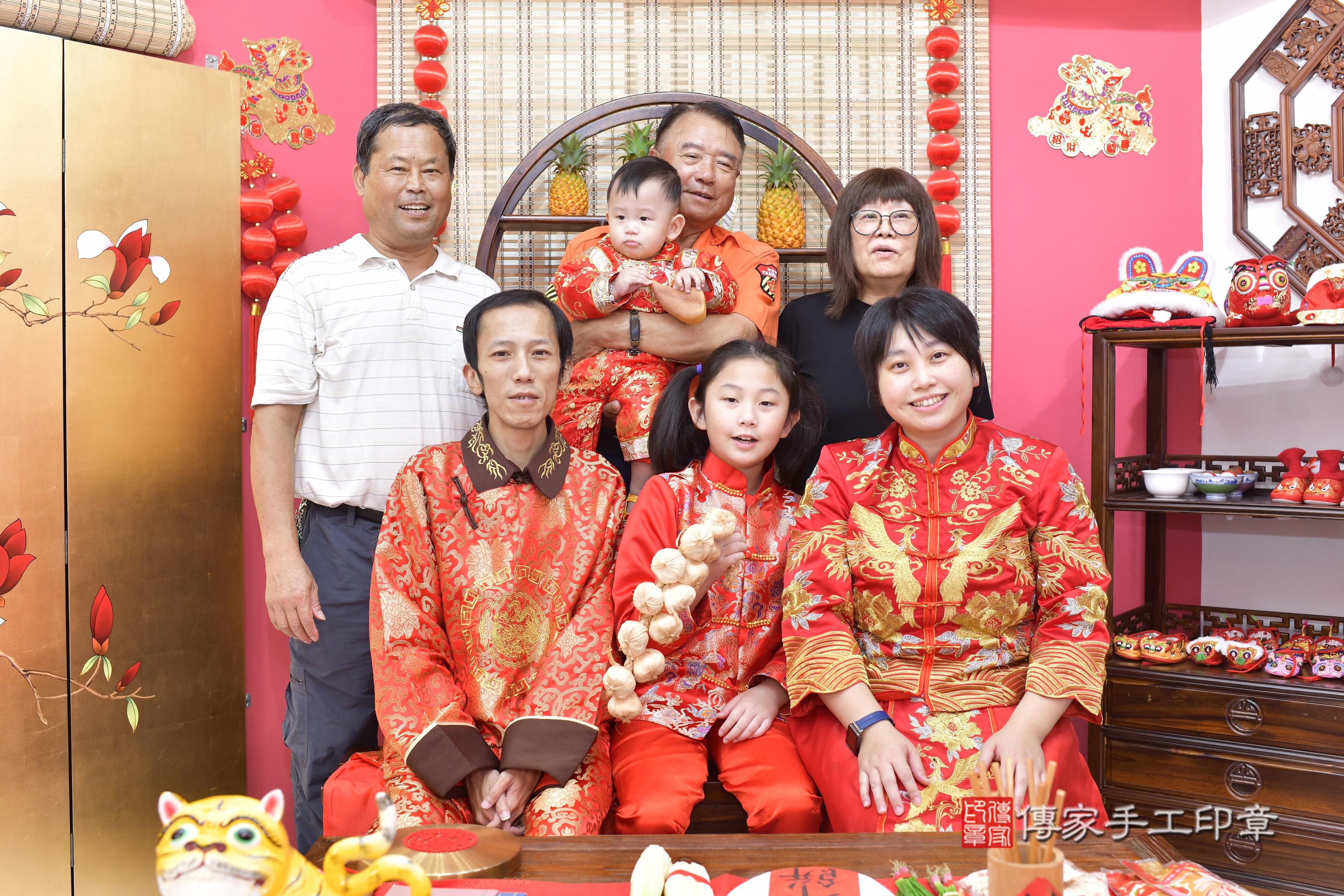 傳家手工印章新竹店、抓周、度脺、美式風會場、傳家嬰兒古禮、吉祥話、抓周道具物品24種、拍照。抓周證書。寶寶抓周、滿周歲、生日快樂、祝福