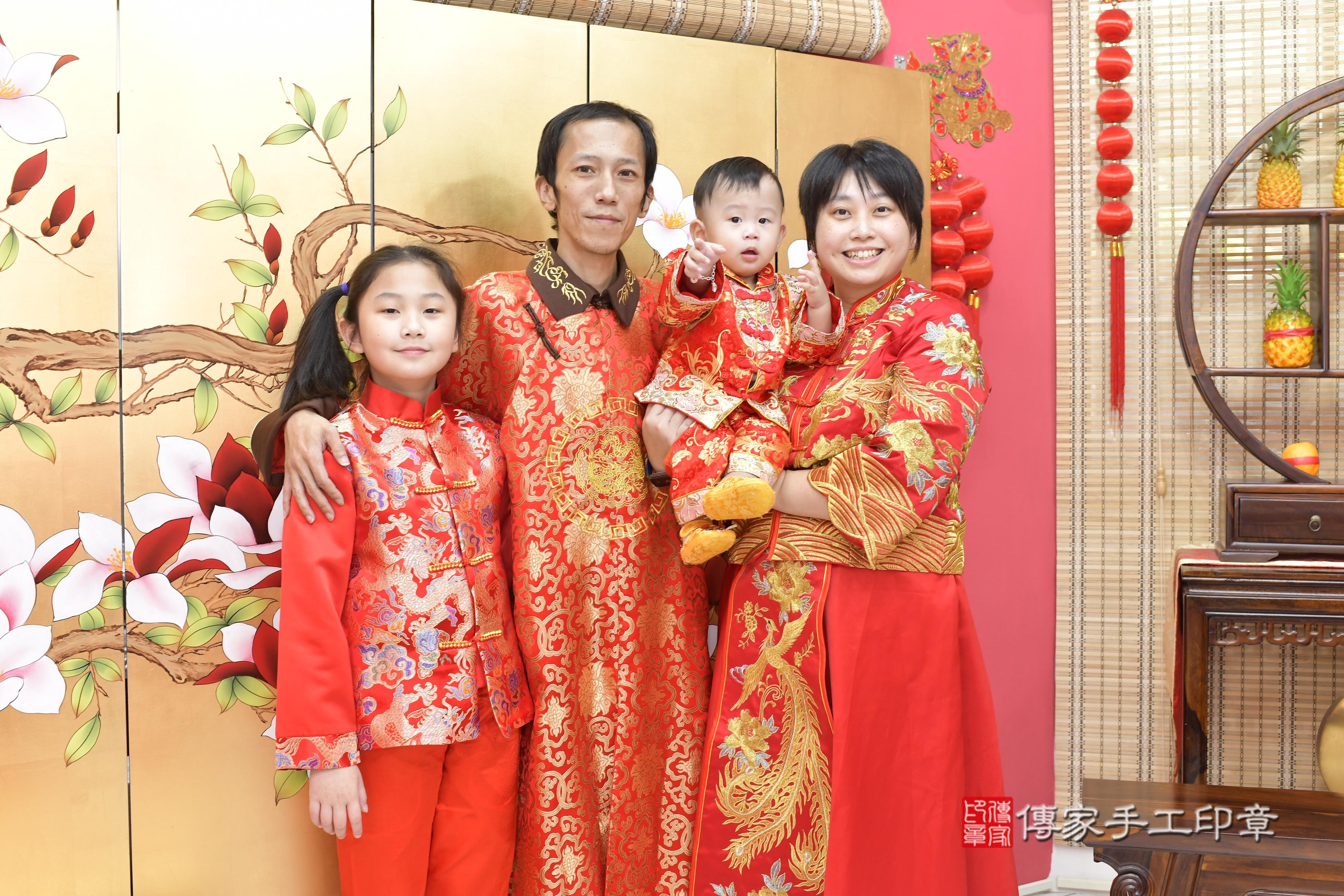 傳家手工印章新竹店、抓周、度脺、美式風會場、傳家嬰兒古禮、吉祥話、抓周道具物品24種、拍照。抓周證書。寶寶抓周、滿周歲、生日快樂、祝福