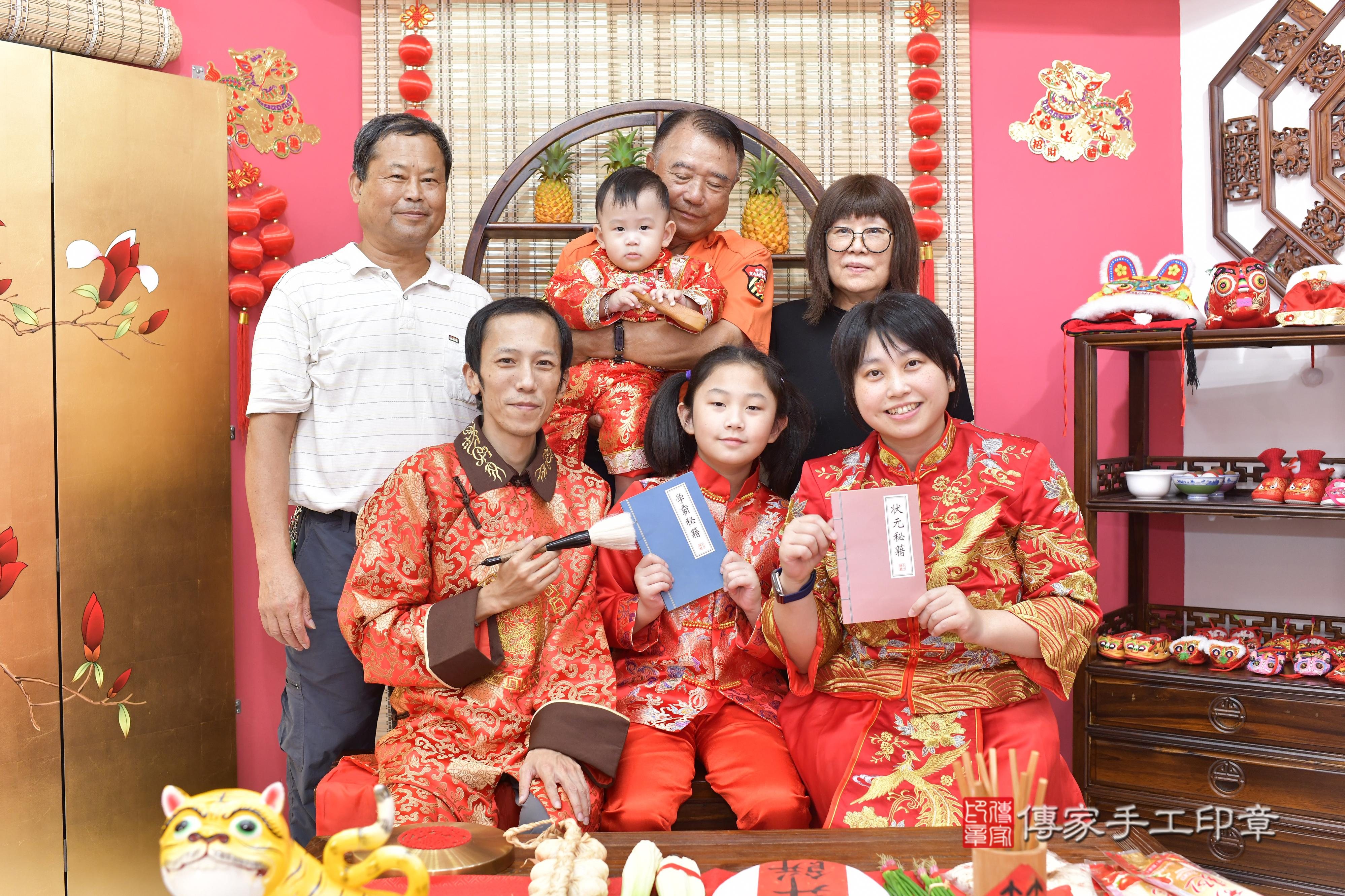 傳家手工印章新竹店、抓周、度脺、美式風會場、傳家嬰兒古禮、吉祥話、抓周道具物品24種、拍照。抓周證書。寶寶抓周、滿周歲、生日快樂、祝福