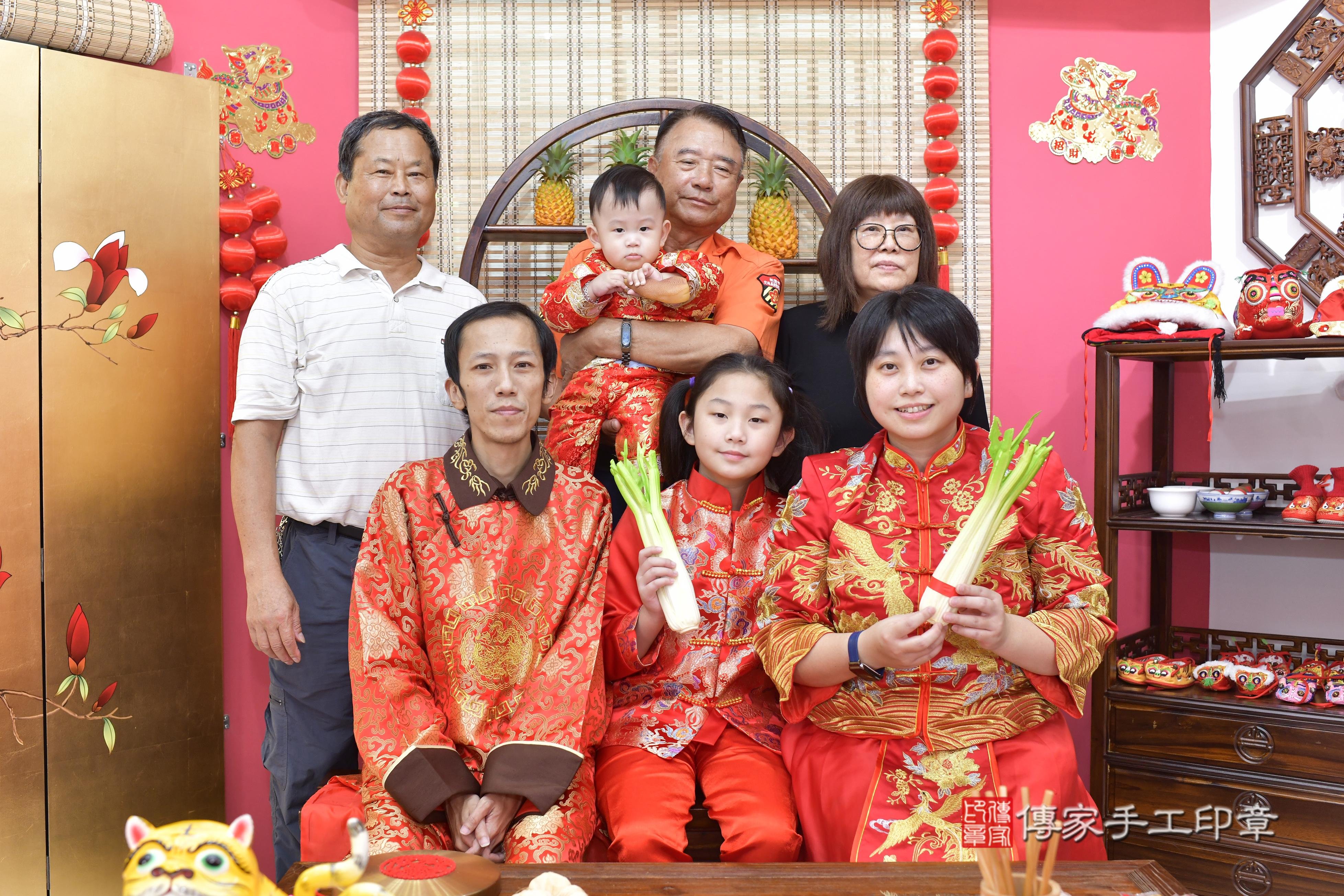 傳家手工印章新竹店、抓周、度脺、美式風會場、傳家嬰兒古禮、吉祥話、抓周道具物品24種、拍照。抓周證書。寶寶抓周、滿周歲、生日快樂、祝福