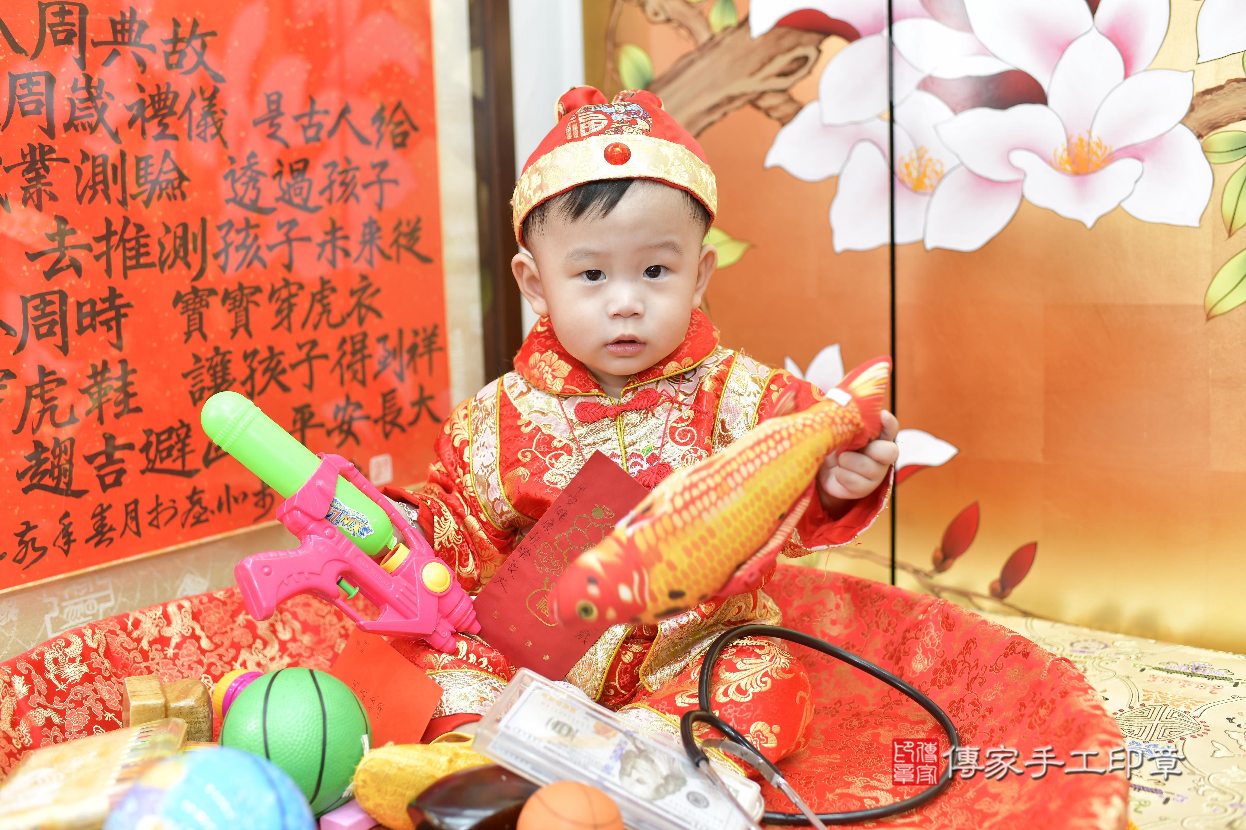 傳家手工印章新竹店、抓周、度脺、美式風會場、傳家嬰兒古禮、吉祥話、抓周道具物品24種、拍照。抓周證書。寶寶抓周、滿周歲、生日快樂、祝福
