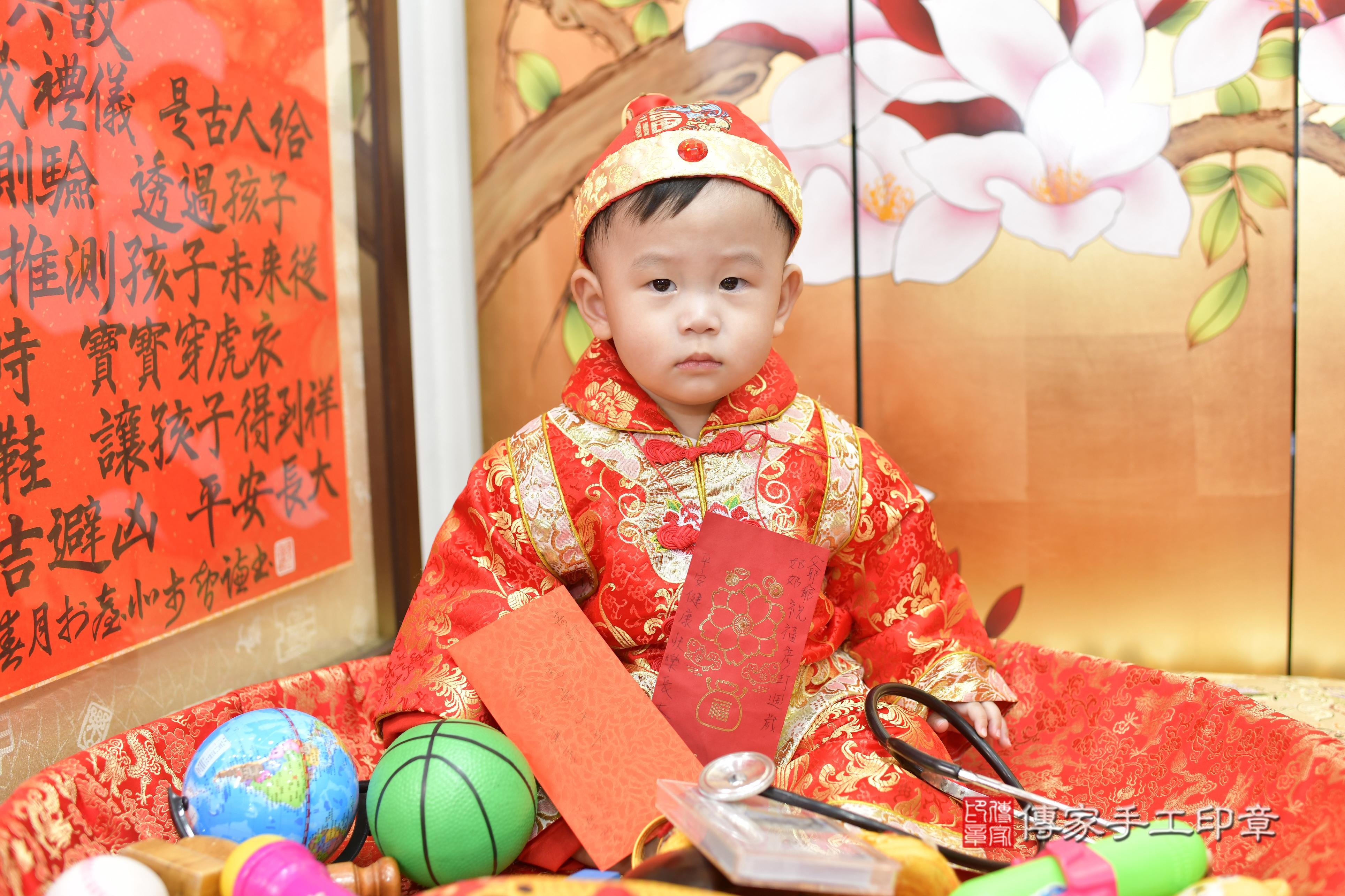 傳家手工印章新竹店、抓周、度脺、美式風會場、傳家嬰兒古禮、吉祥話、抓周道具物品24種、拍照。抓周證書。寶寶抓周、滿周歲、生日快樂、祝福