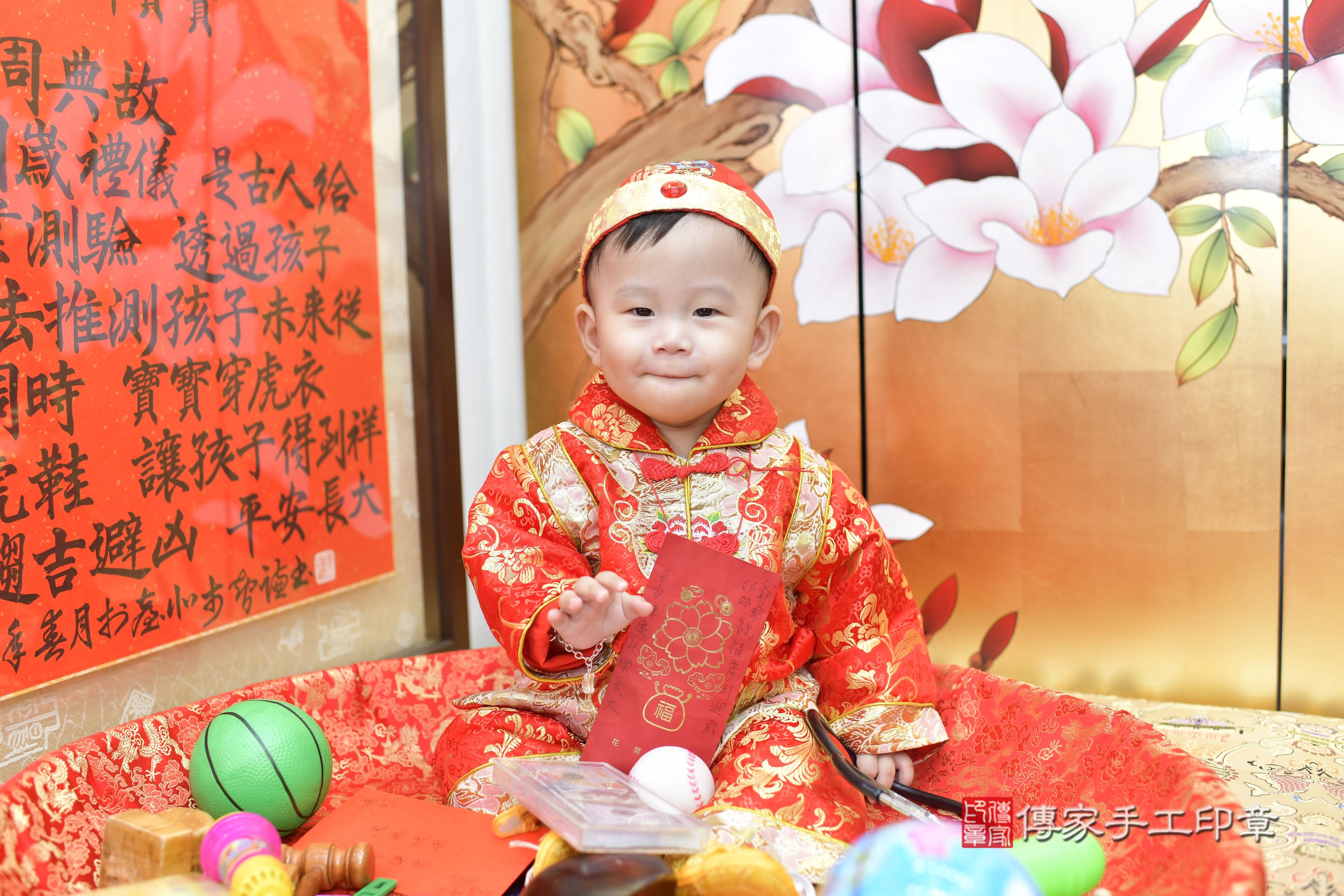 傳家手工印章新竹店、抓周、度脺、美式風會場、傳家嬰兒古禮、吉祥話、抓周道具物品24種、拍照。抓周證書。寶寶抓周、滿周歲、生日快樂、祝福