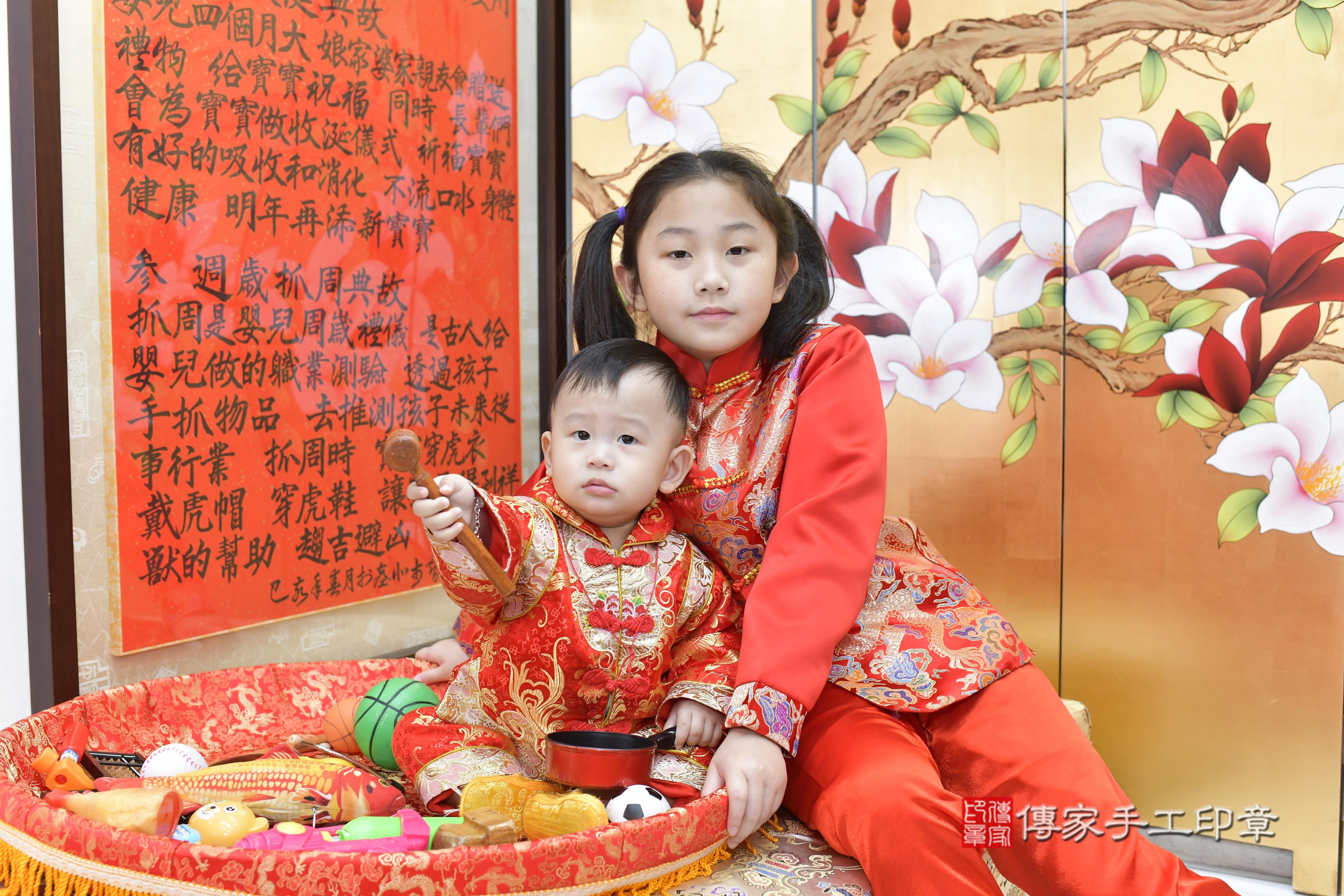 傳家手工印章新竹店、抓周、度脺、美式風會場、傳家嬰兒古禮、吉祥話、抓周道具物品24種、拍照。抓周證書。寶寶抓周、滿周歲、生日快樂、祝福