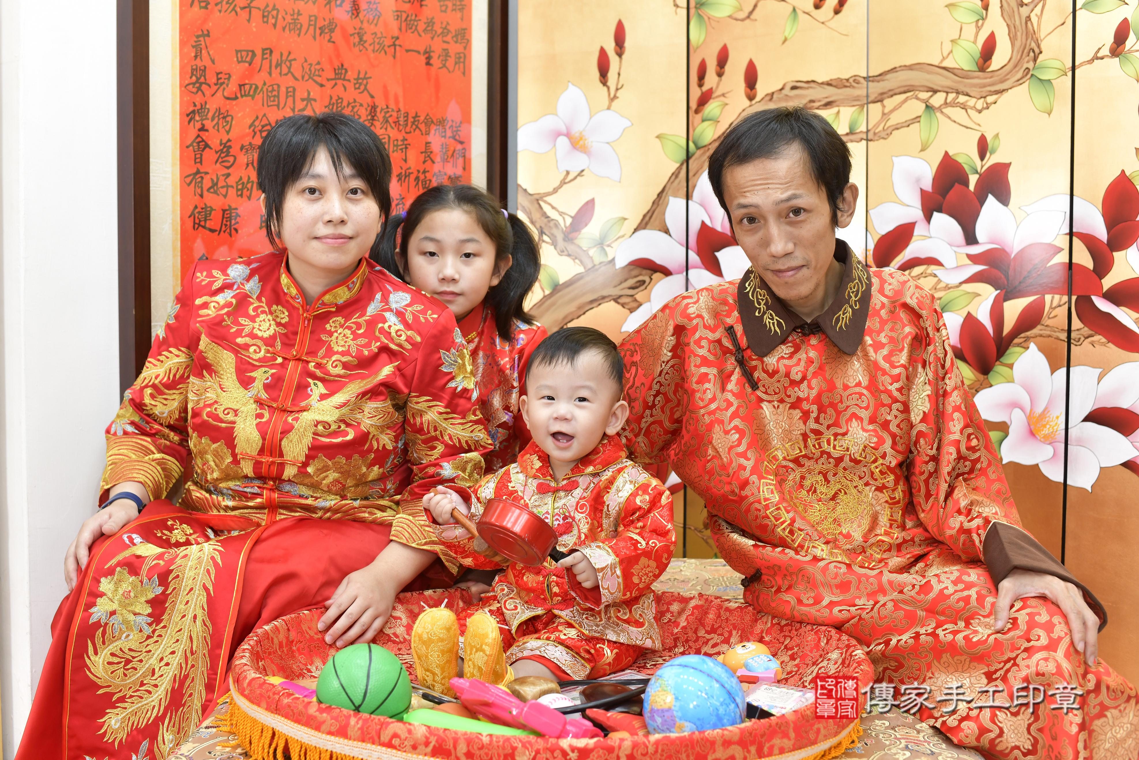 傳家手工印章新竹店、抓周、度脺、美式風會場、傳家嬰兒古禮、吉祥話、抓周道具物品24種、拍照。抓周證書。寶寶抓周、滿周歲、生日快樂、祝福