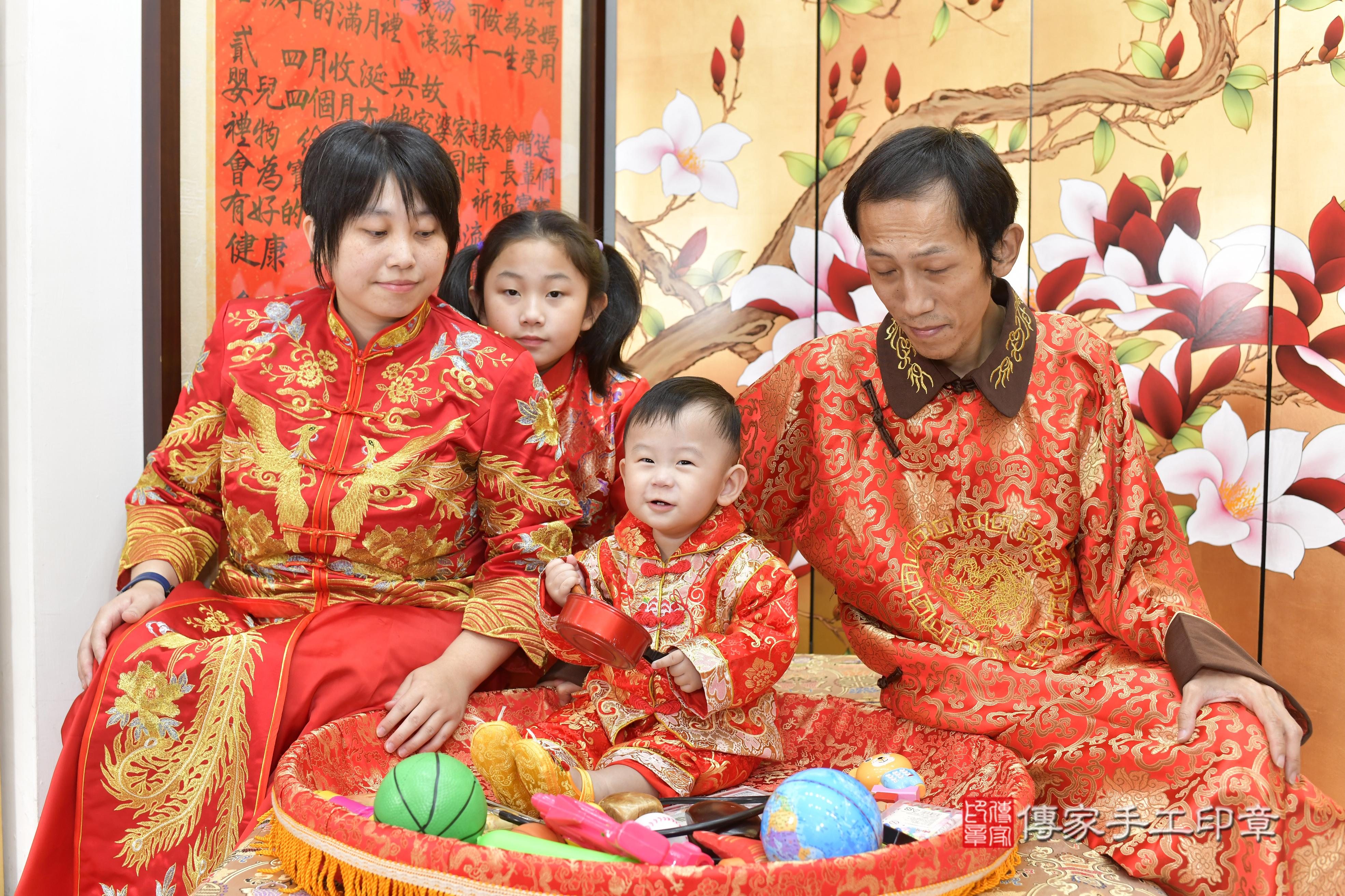 傳家手工印章新竹店、抓周、度脺、美式風會場、傳家嬰兒古禮、吉祥話、抓周道具物品24種、拍照。抓周證書。寶寶抓周、滿周歲、生日快樂、祝福