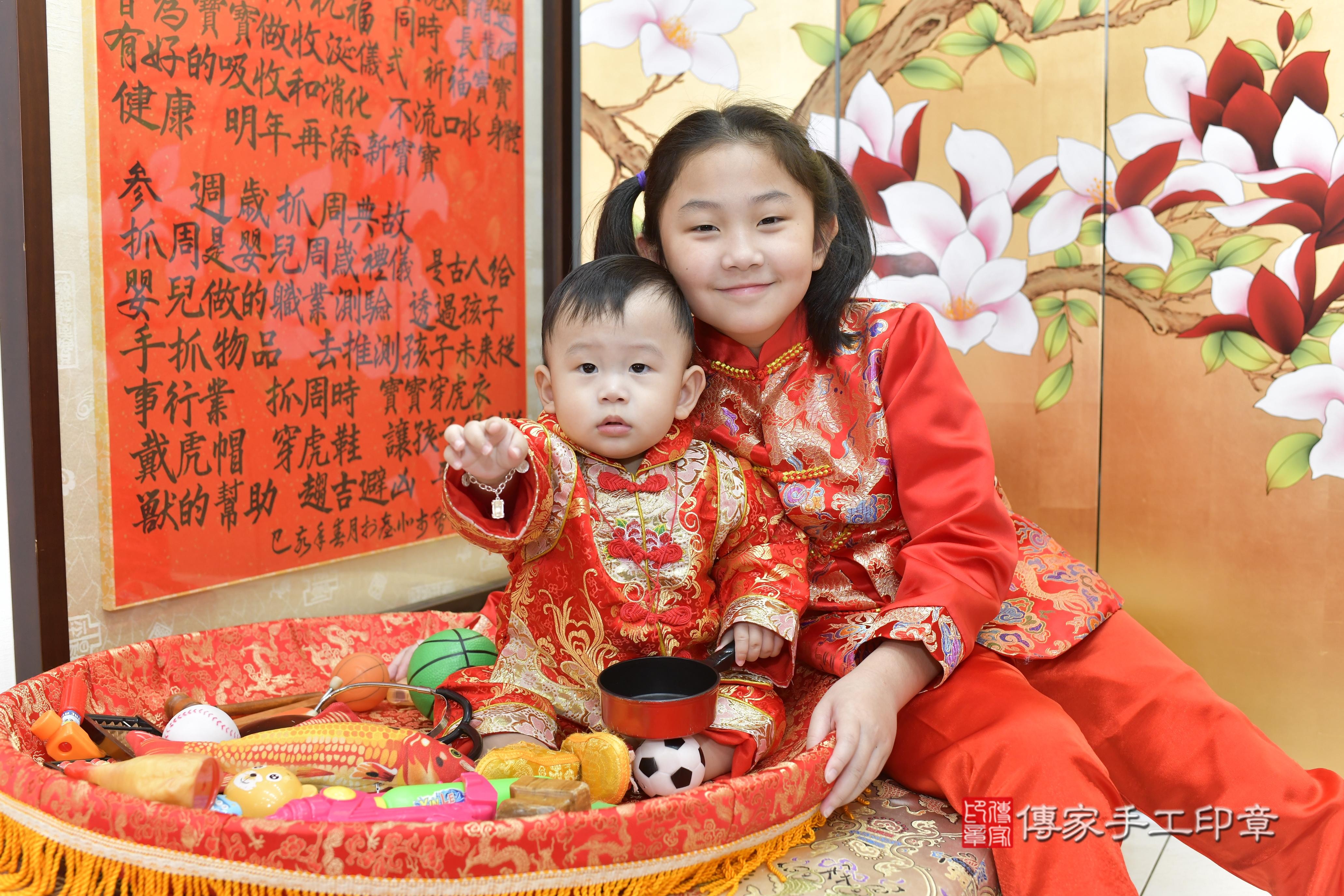傳家手工印章新竹店、抓周、度脺、美式風會場、傳家嬰兒古禮、吉祥話、抓周道具物品24種、拍照。抓周證書。寶寶抓周、滿周歲、生日快樂、祝福