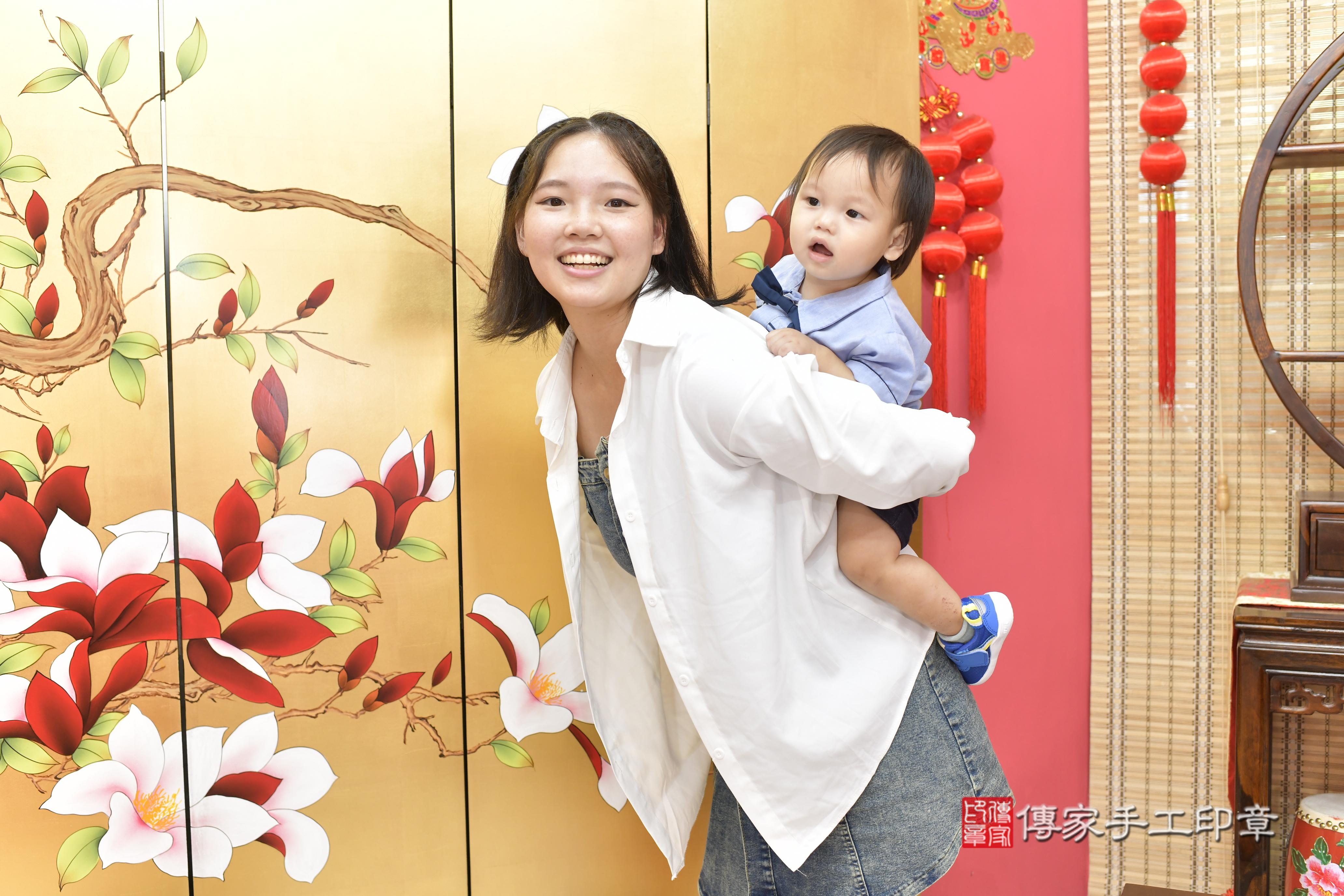 傳家手工印章新竹店、抓周、度脺、美式風會場、傳家嬰兒古禮、吉祥話、抓周道具物品24種、拍照。抓周證書。寶寶抓周、滿周歲、生日快樂、祝福