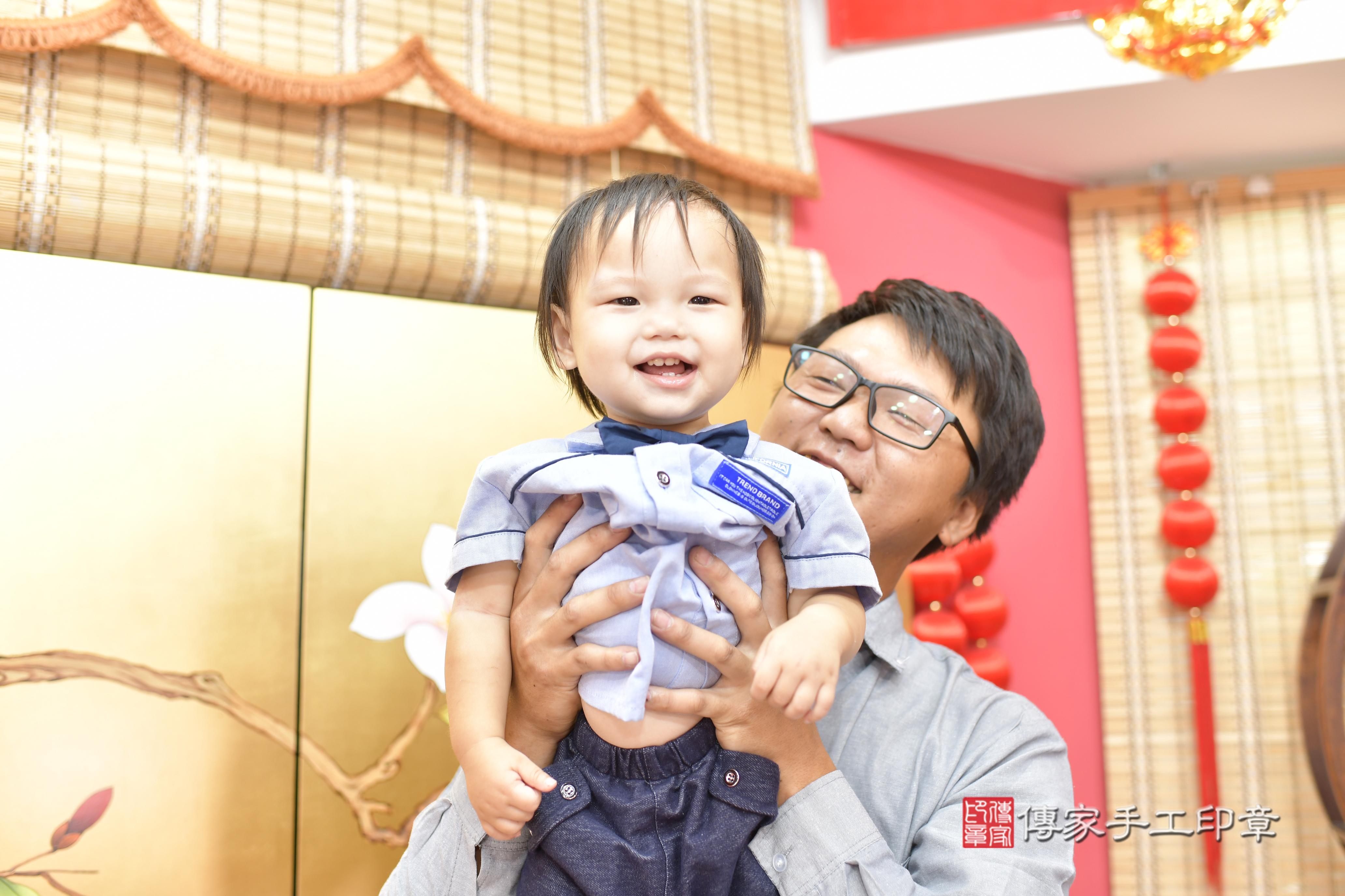 傳家手工印章新竹店、抓周、度脺、美式風會場、傳家嬰兒古禮、吉祥話、抓周道具物品24種、拍照。抓周證書。寶寶抓周、滿周歲、生日快樂、祝福