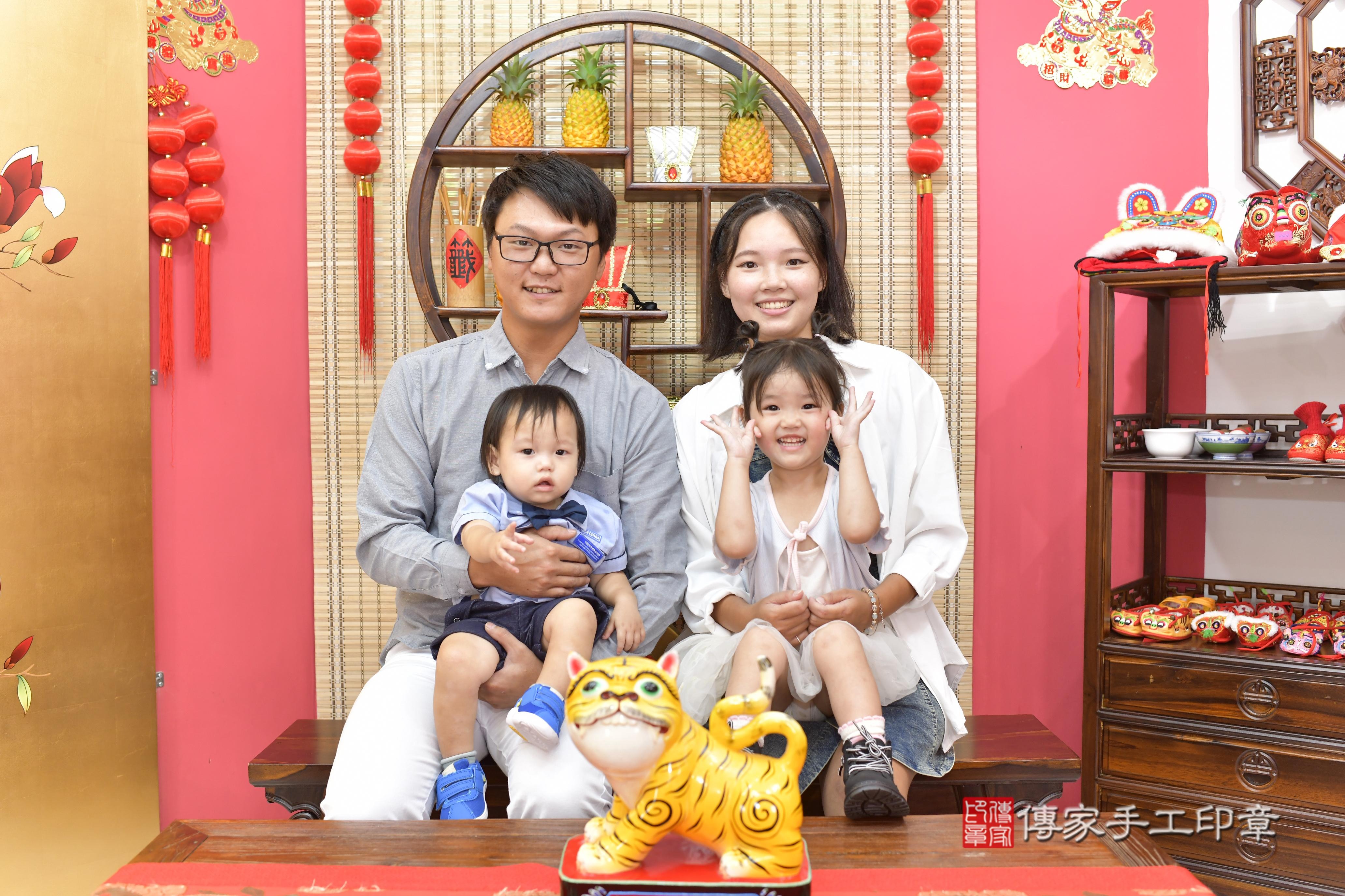傳家手工印章新竹店、抓周、度脺、美式風會場、傳家嬰兒古禮、吉祥話、抓周道具物品24種、拍照。抓周證書。寶寶抓周、滿周歲、生日快樂、祝福
