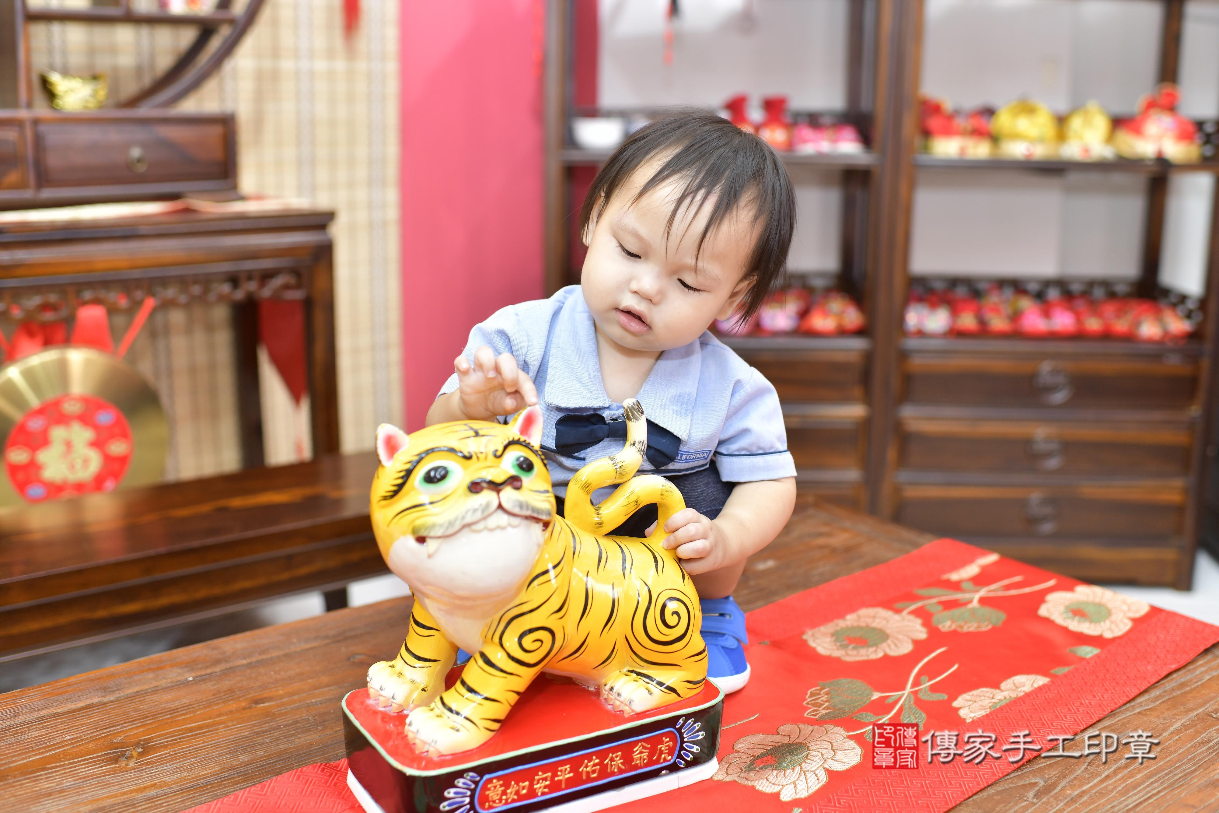 傳家手工印章新竹店、抓周、度脺、美式風會場、傳家嬰兒古禮、吉祥話、抓周道具物品24種、拍照。抓周證書。寶寶抓周、滿周歲、生日快樂、祝福