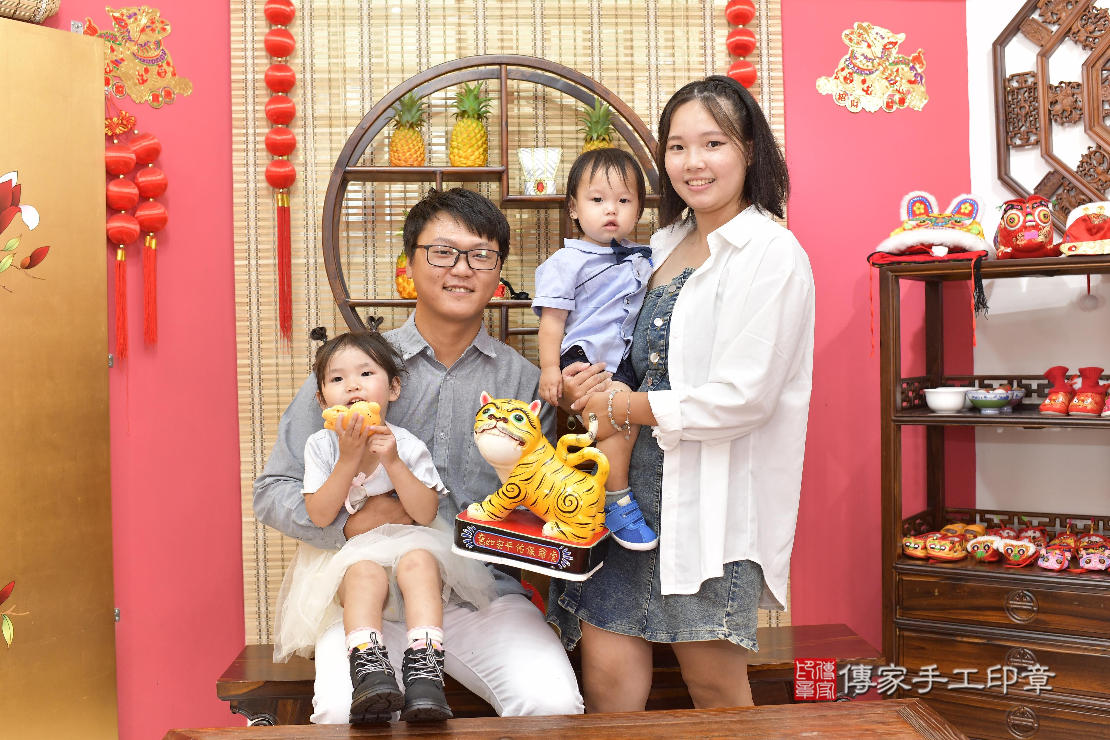 傳家手工印章新竹店、抓周、度脺、美式風會場、傳家嬰兒古禮、吉祥話、抓周道具物品24種、拍照。抓周證書。寶寶抓周、滿周歲、生日快樂、祝福