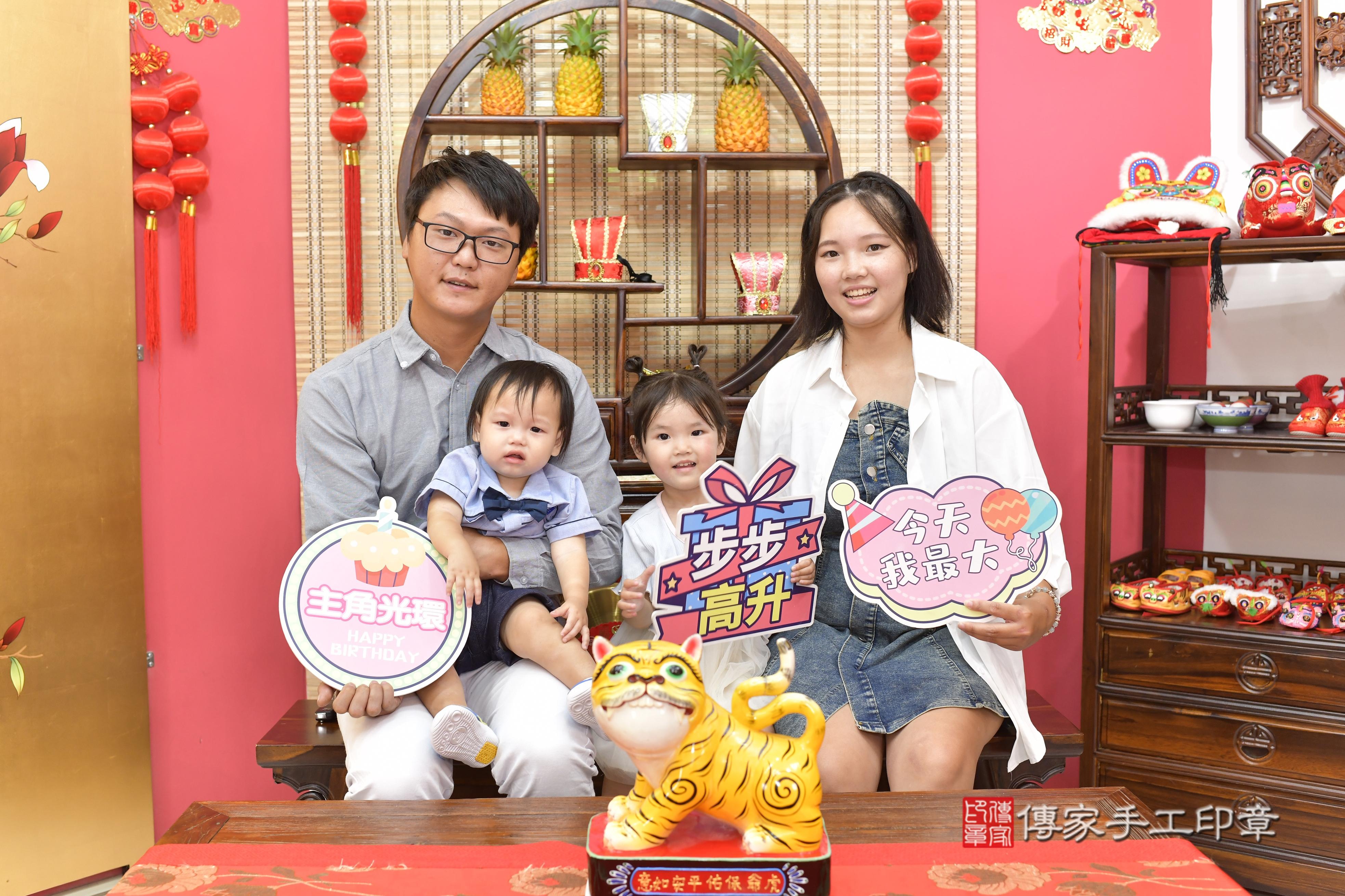 傳家手工印章新竹店、抓周、度脺、美式風會場、傳家嬰兒古禮、吉祥話、抓周道具物品24種、拍照。抓周證書。寶寶抓周、滿周歲、生日快樂、祝福