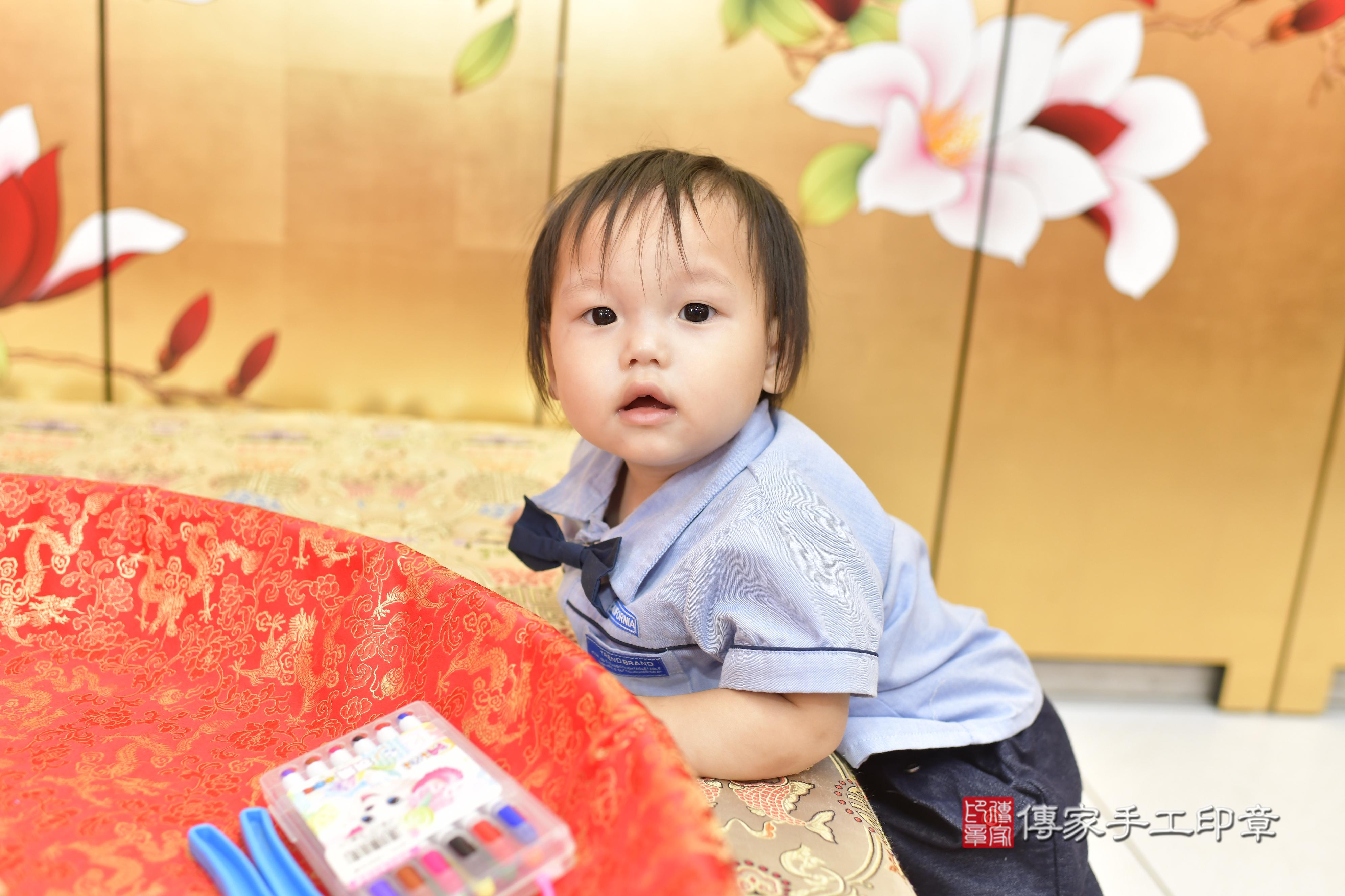 傳家手工印章新竹店、抓周、度脺、美式風會場、傳家嬰兒古禮、吉祥話、抓周道具物品24種、拍照。抓周證書。寶寶抓周、滿周歲、生日快樂、祝福