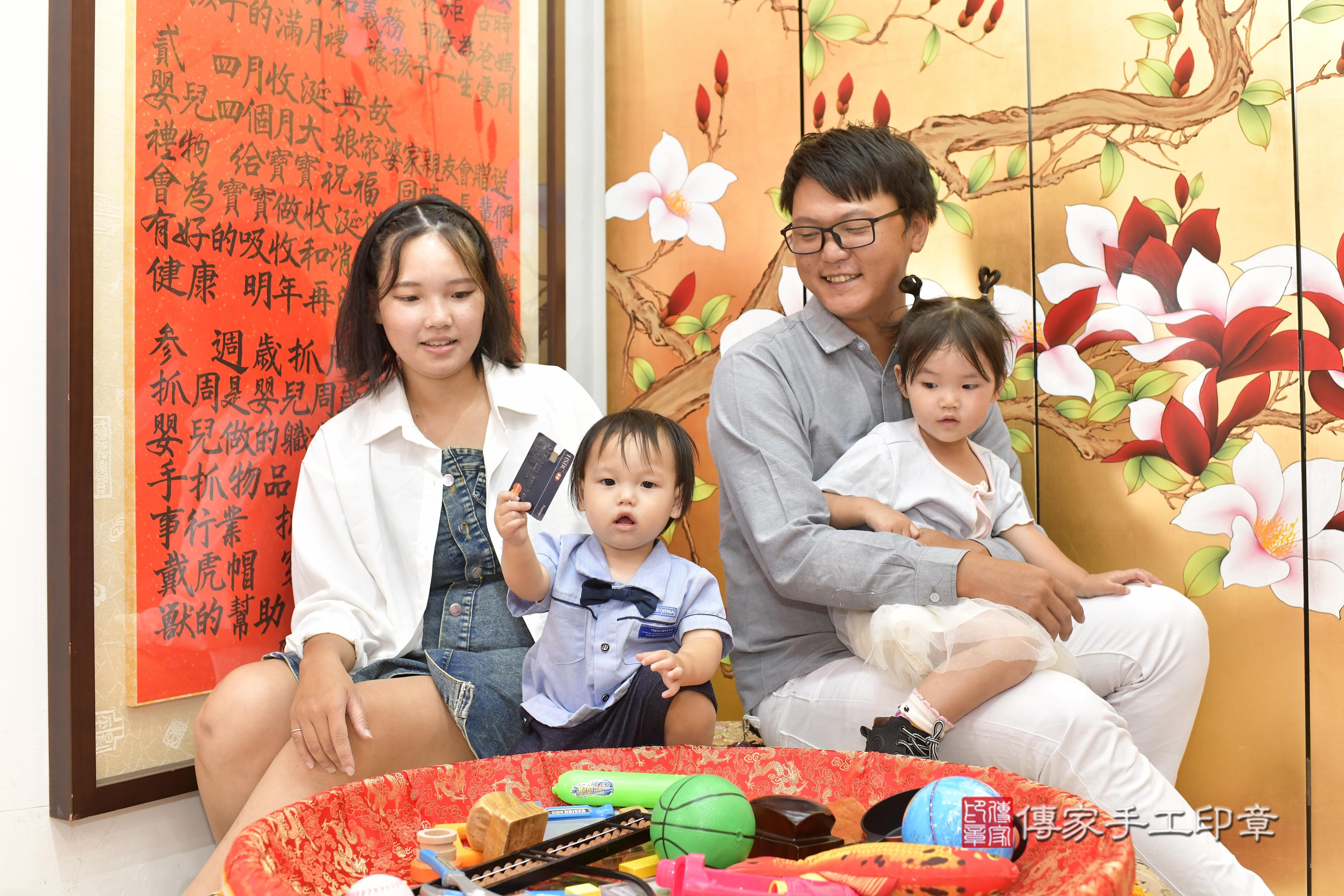 傳家手工印章新竹店、抓周、度脺、美式風會場、傳家嬰兒古禮、吉祥話、抓周道具物品24種、拍照。抓周證書。寶寶抓周、滿周歲、生日快樂、祝福