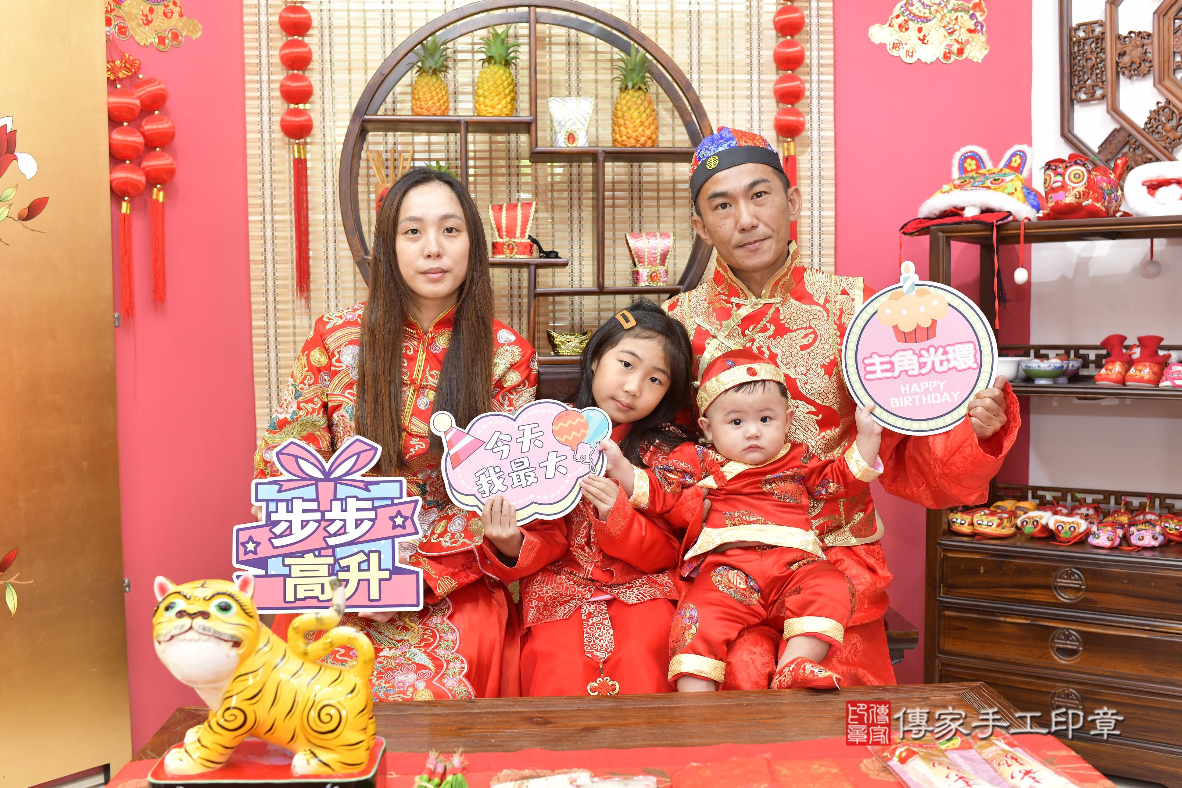 傳家手工印章新竹店、抓周、度脺、美式風會場、傳家嬰兒古禮、吉祥話、抓周道具物品24種、拍照。抓周證書。寶寶抓周、滿周歲、生日快樂、祝福