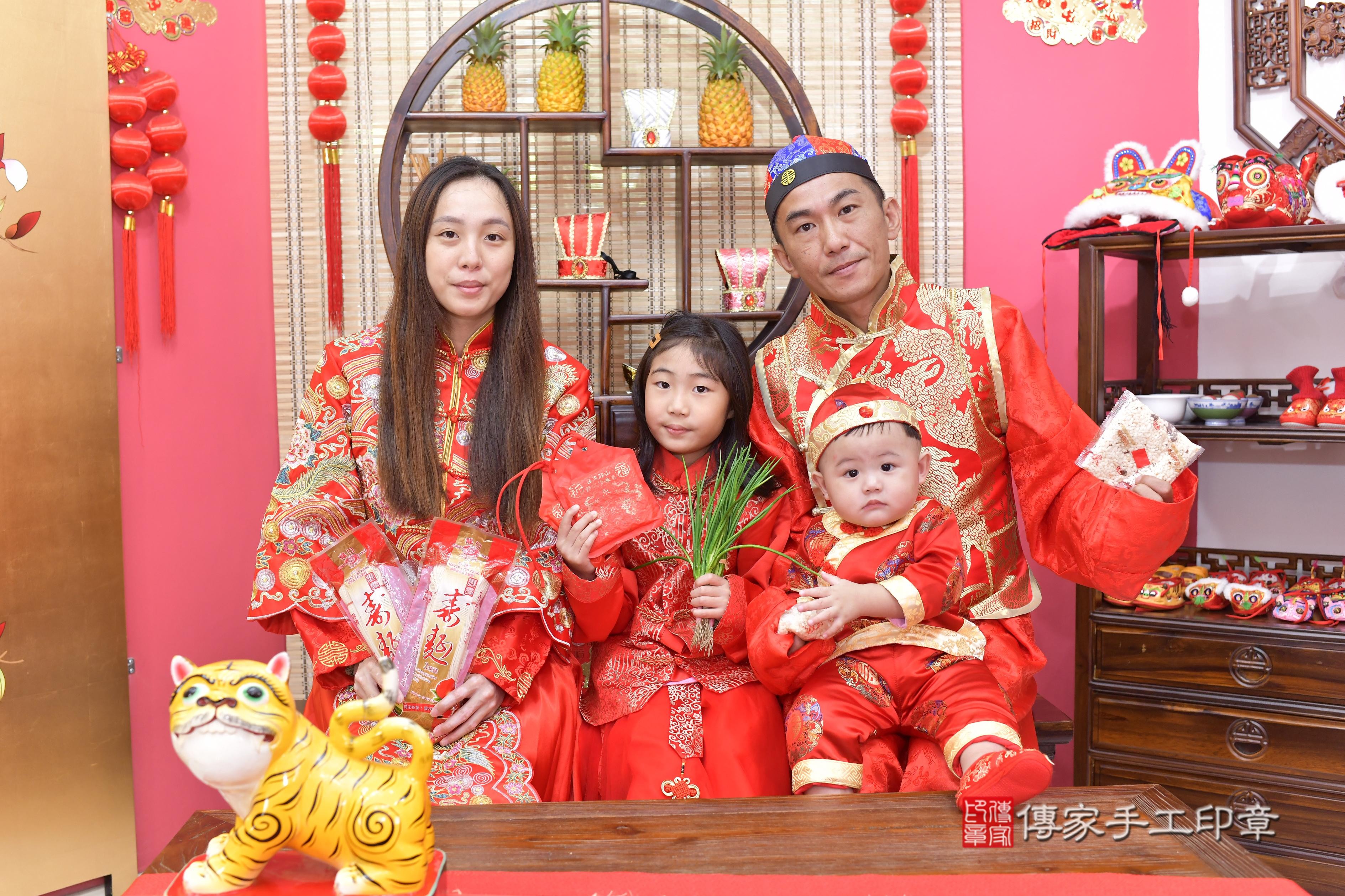 傳家手工印章新竹店、抓周、度脺、美式風會場、傳家嬰兒古禮、吉祥話、抓周道具物品24種、拍照。抓周證書。寶寶抓周、滿周歲、生日快樂、祝福