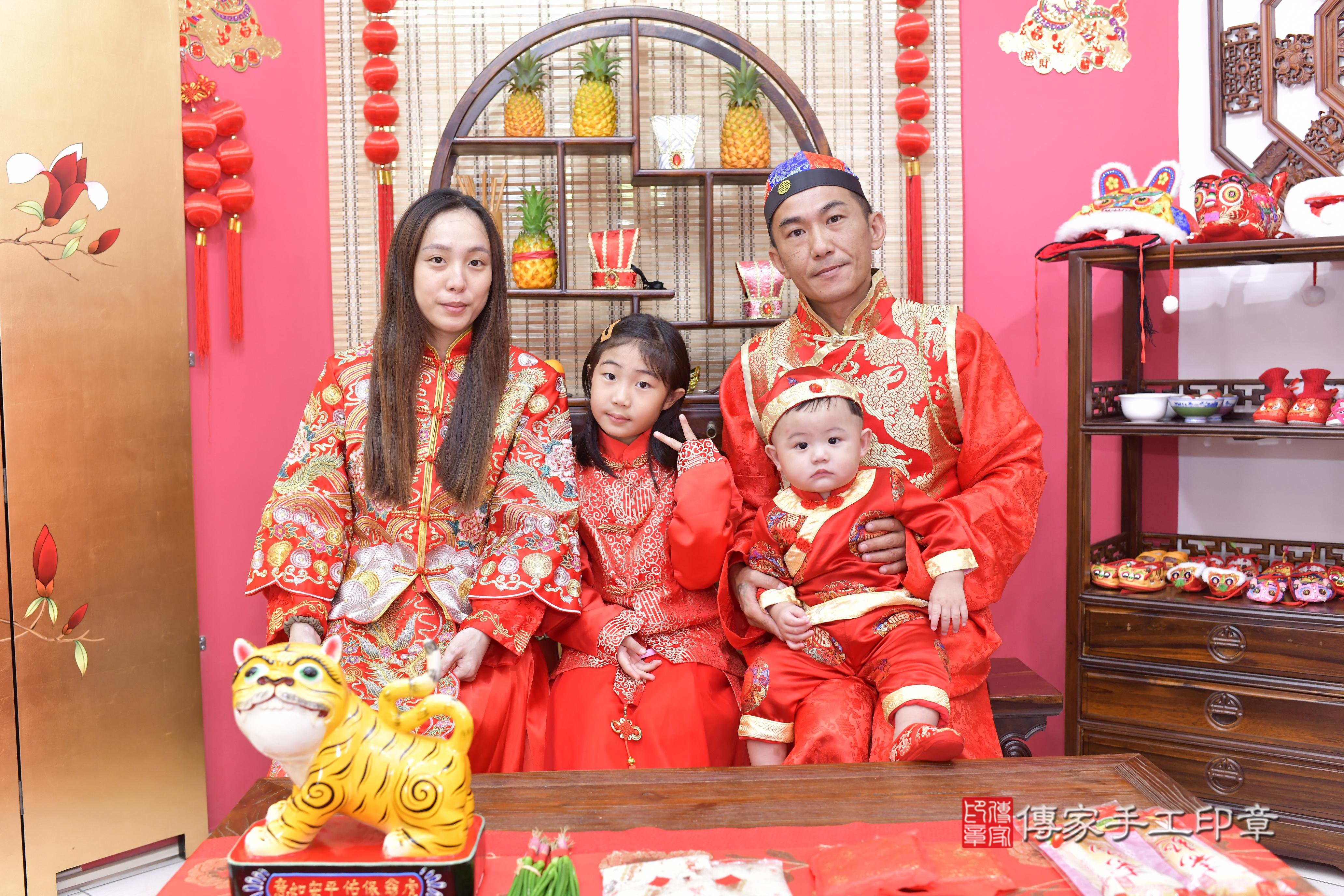 傳家手工印章新竹店、抓周、度脺、美式風會場、傳家嬰兒古禮、吉祥話、抓周道具物品24種、拍照。抓周證書。寶寶抓周、滿周歲、生日快樂、祝福
