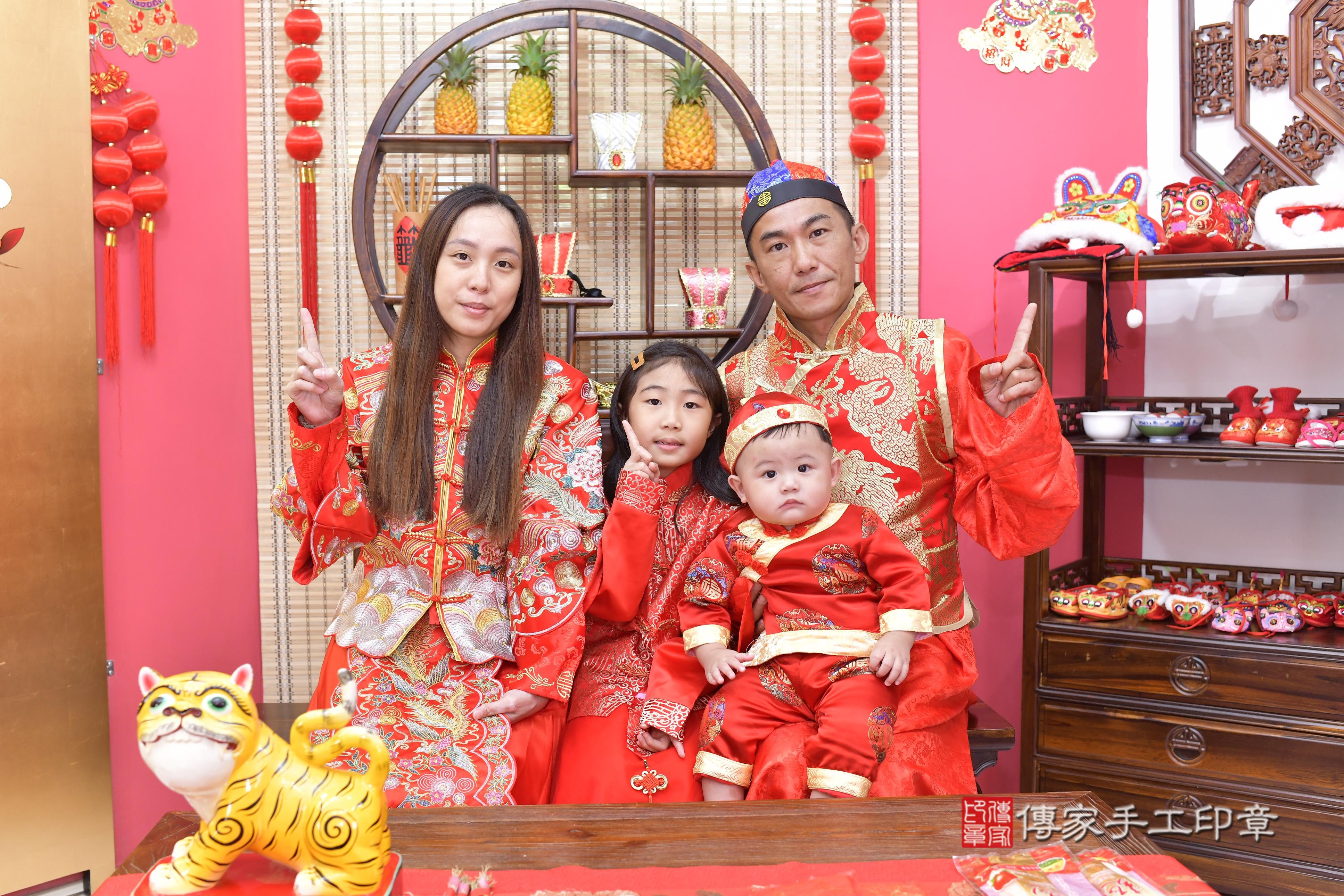 傳家手工印章新竹店、抓周、度脺、美式風會場、傳家嬰兒古禮、吉祥話、抓周道具物品24種、拍照。抓周證書。寶寶抓周、滿周歲、生日快樂、祝福