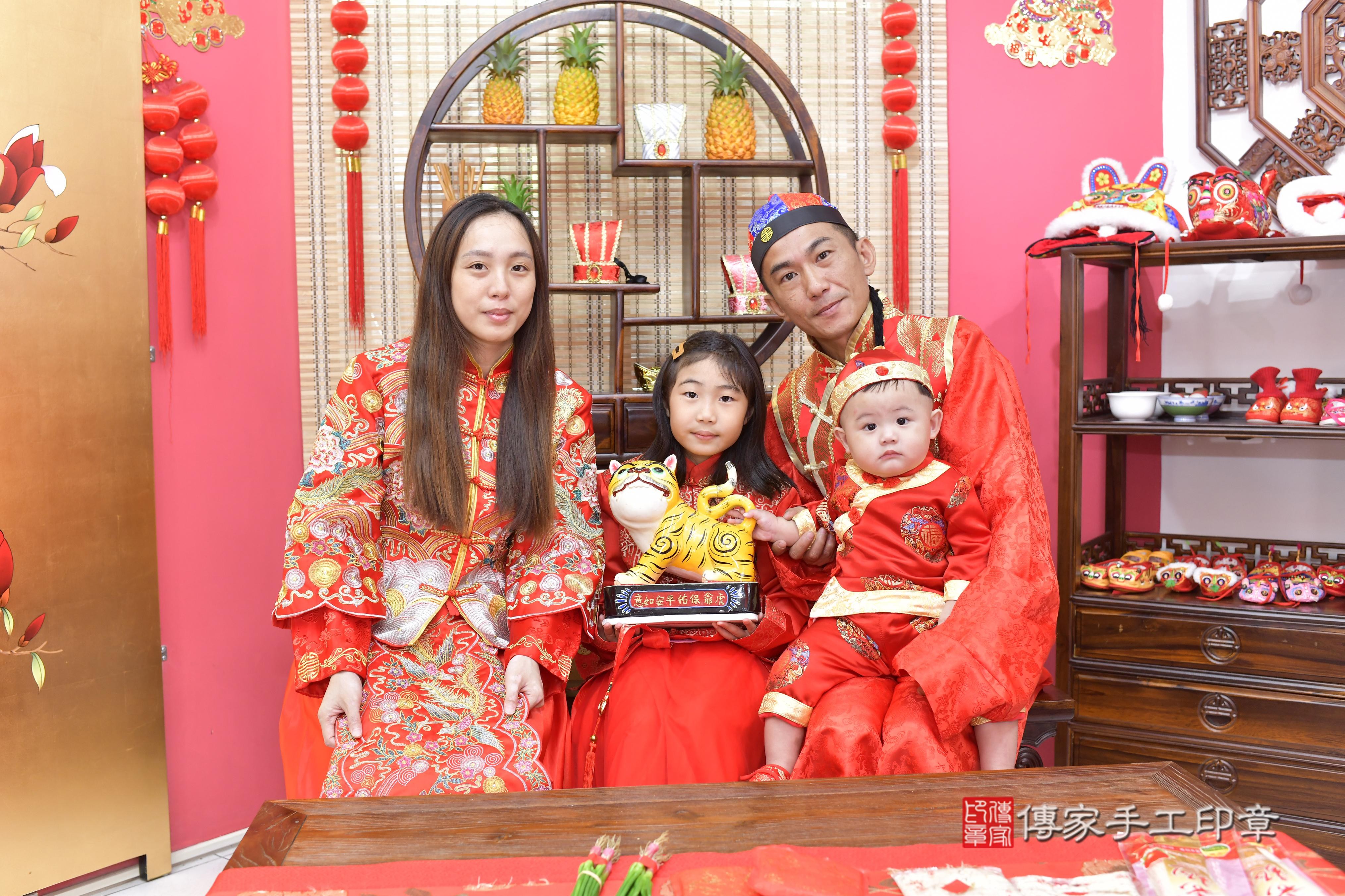 傳家手工印章新竹店、抓周、度脺、美式風會場、傳家嬰兒古禮、吉祥話、抓周道具物品24種、拍照。抓周證書。寶寶抓周、滿周歲、生日快樂、祝福