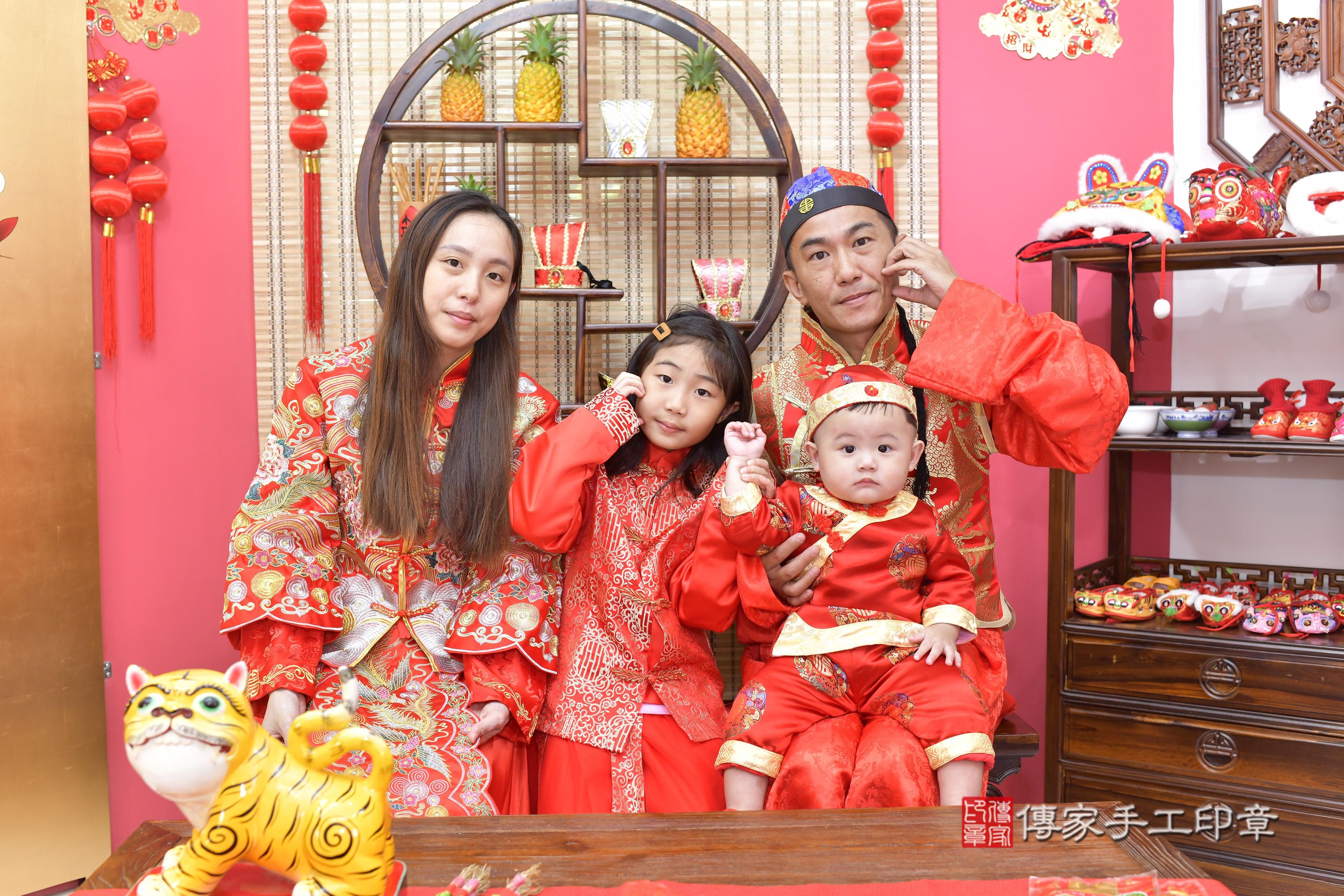 傳家手工印章新竹店、抓周、度脺、美式風會場、傳家嬰兒古禮、吉祥話、抓周道具物品24種、拍照。抓周證書。寶寶抓周、滿周歲、生日快樂、祝福