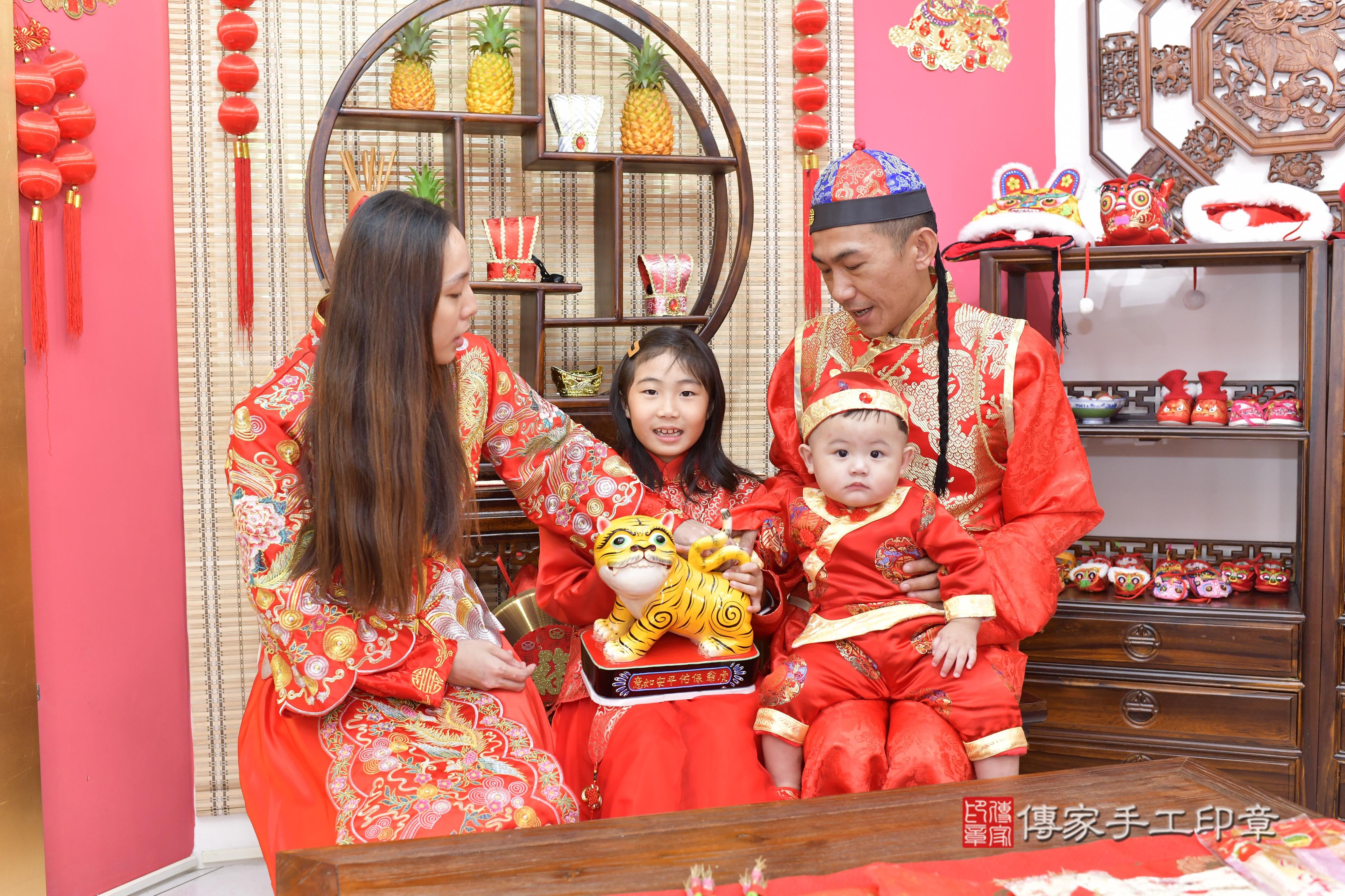 傳家手工印章新竹店、抓周、度脺、美式風會場、傳家嬰兒古禮、吉祥話、抓周道具物品24種、拍照。抓周證書。寶寶抓周、滿周歲、生日快樂、祝福