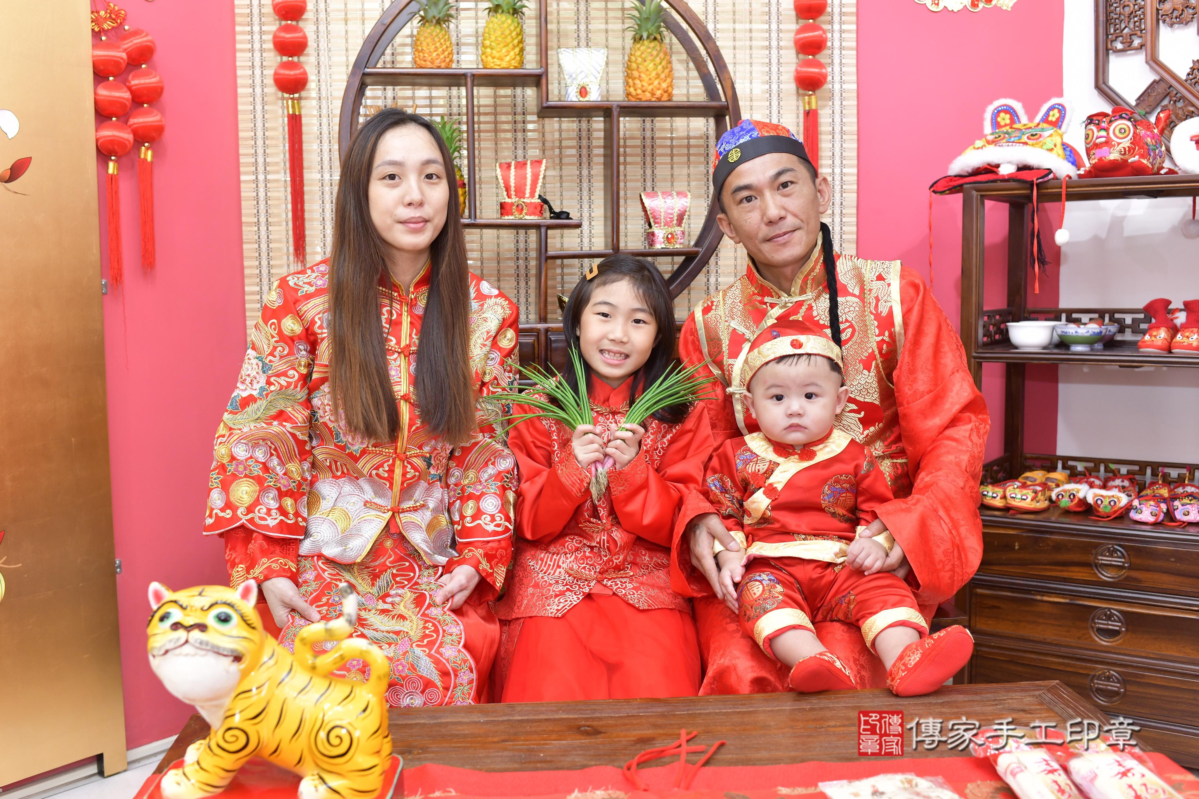 傳家手工印章新竹店、抓周、度脺、美式風會場、傳家嬰兒古禮、吉祥話、抓周道具物品24種、拍照。抓周證書。寶寶抓周、滿周歲、生日快樂、祝福