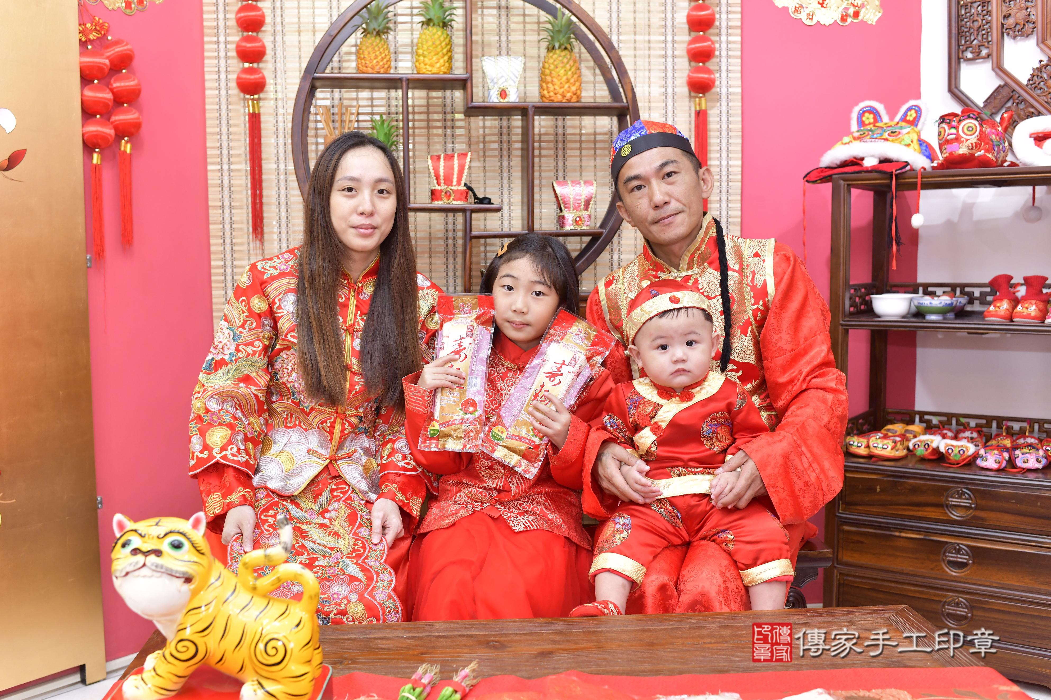 傳家手工印章新竹店、抓周、度脺、美式風會場、傳家嬰兒古禮、吉祥話、抓周道具物品24種、拍照。抓周證書。寶寶抓周、滿周歲、生日快樂、祝福