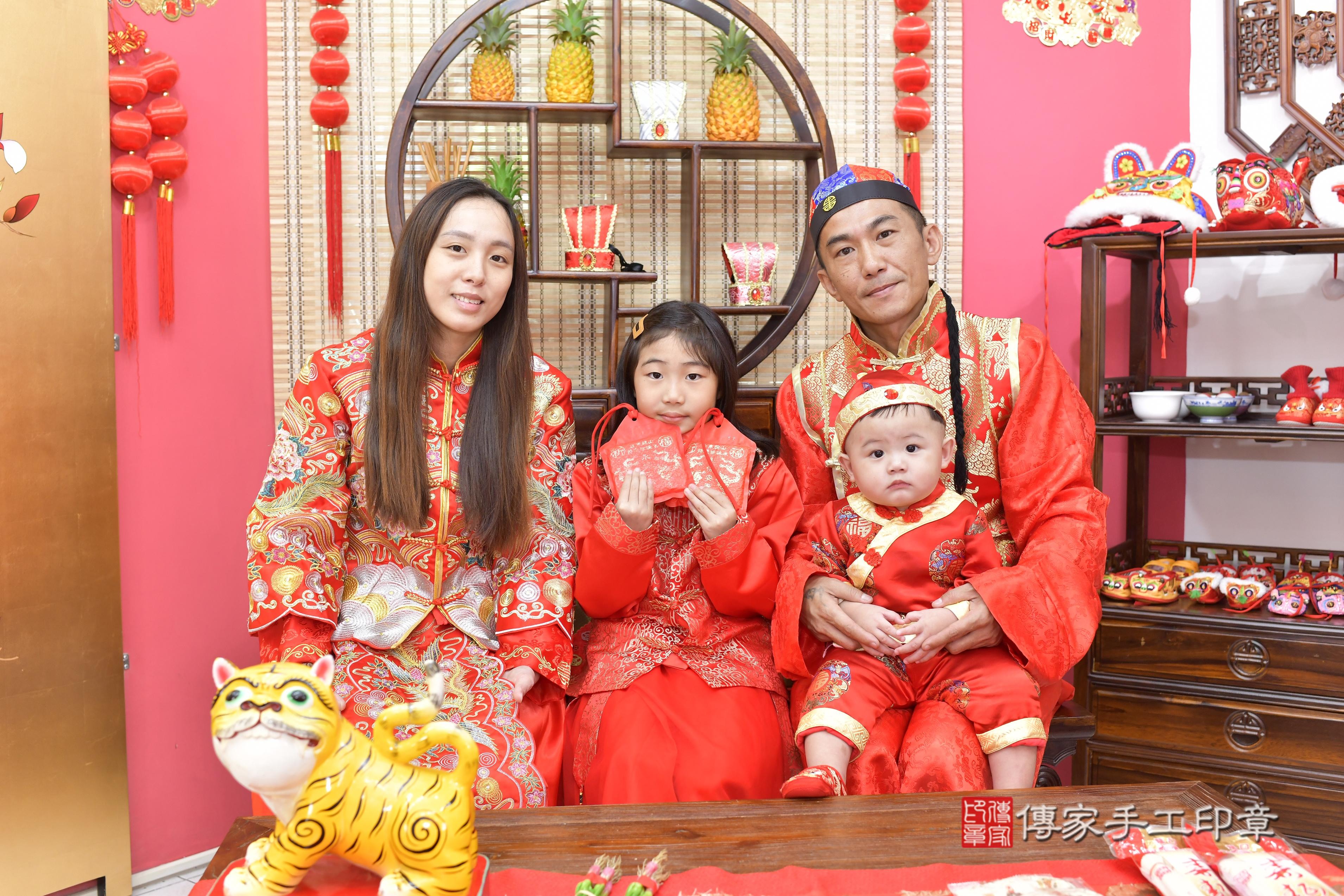 傳家手工印章新竹店、抓周、度脺、美式風會場、傳家嬰兒古禮、吉祥話、抓周道具物品24種、拍照。抓周證書。寶寶抓周、滿周歲、生日快樂、祝福