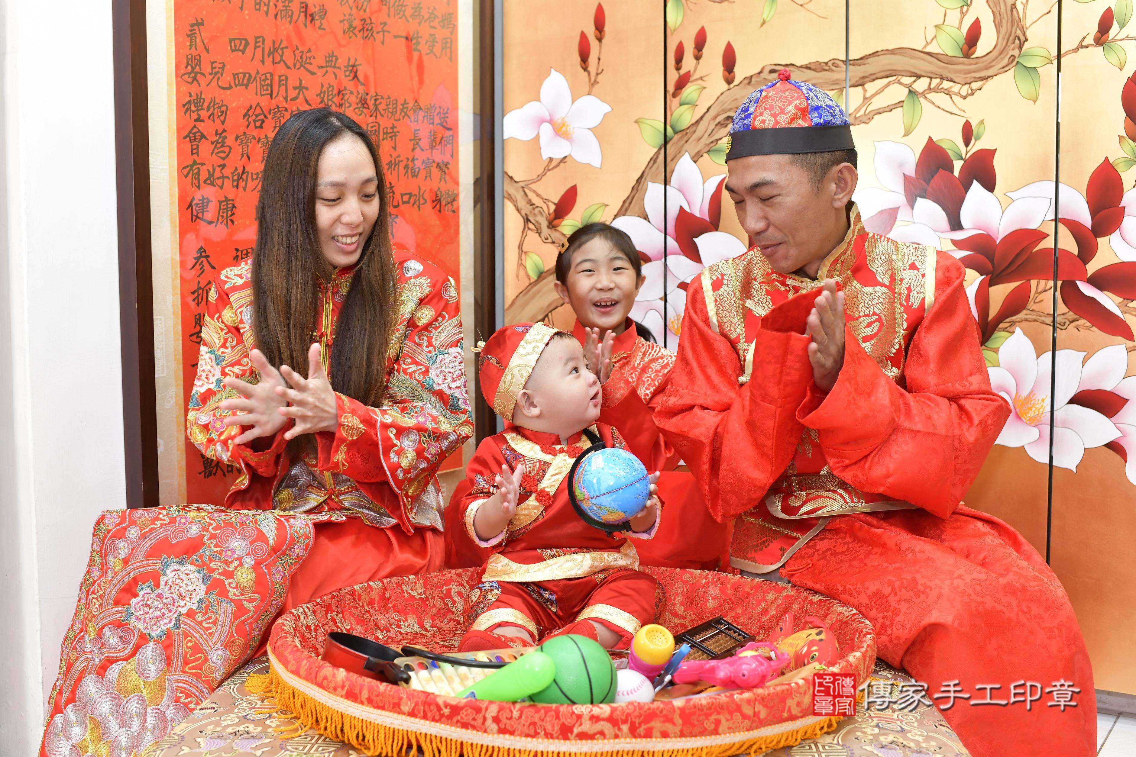 傳家手工印章新竹店、抓周、度脺、美式風會場、傳家嬰兒古禮、吉祥話、抓周道具物品24種、拍照。抓周證書。寶寶抓周、滿周歲、生日快樂、祝福