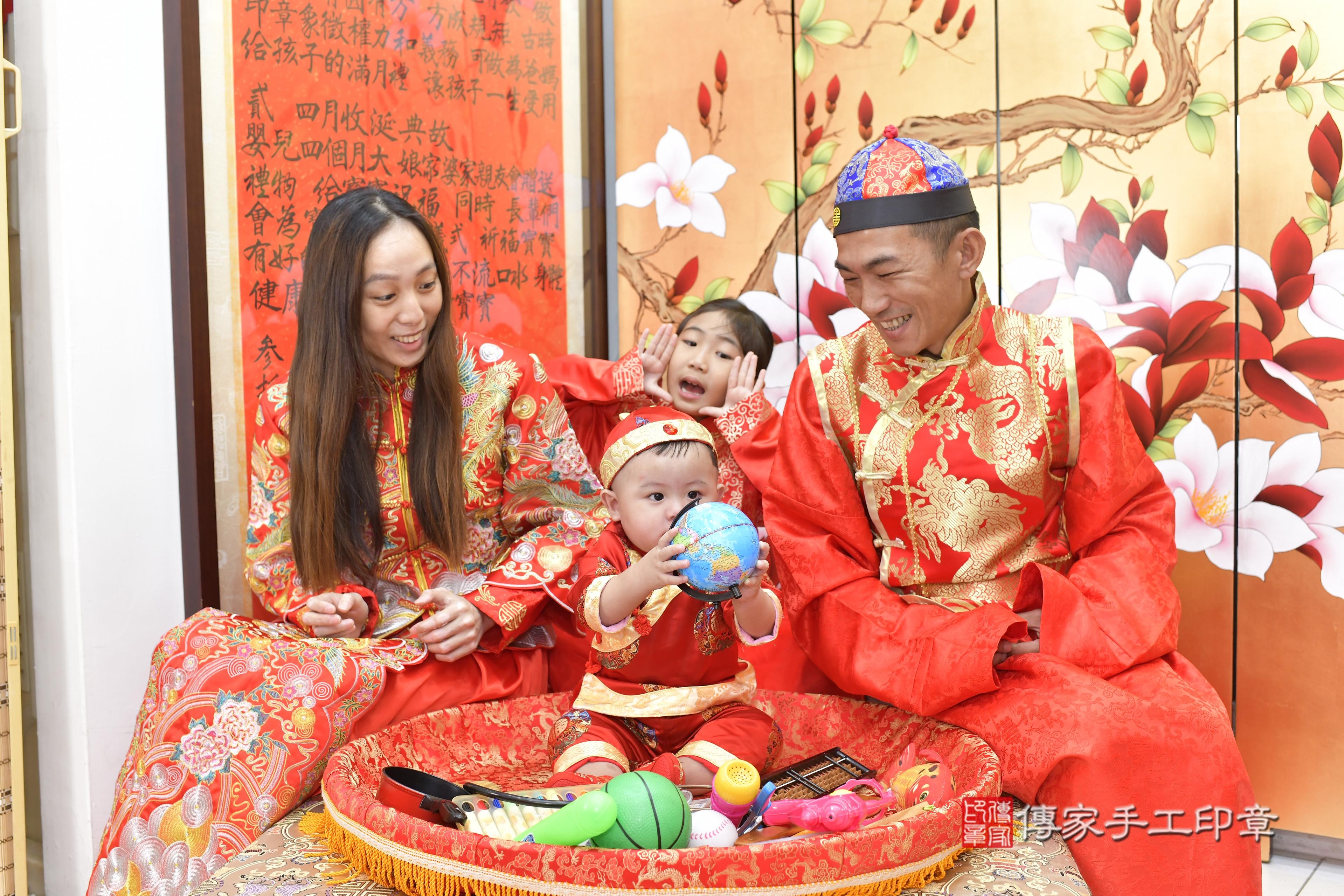 傳家手工印章新竹店、抓周、度脺、美式風會場、傳家嬰兒古禮、吉祥話、抓周道具物品24種、拍照。抓周證書。寶寶抓周、滿周歲、生日快樂、祝福