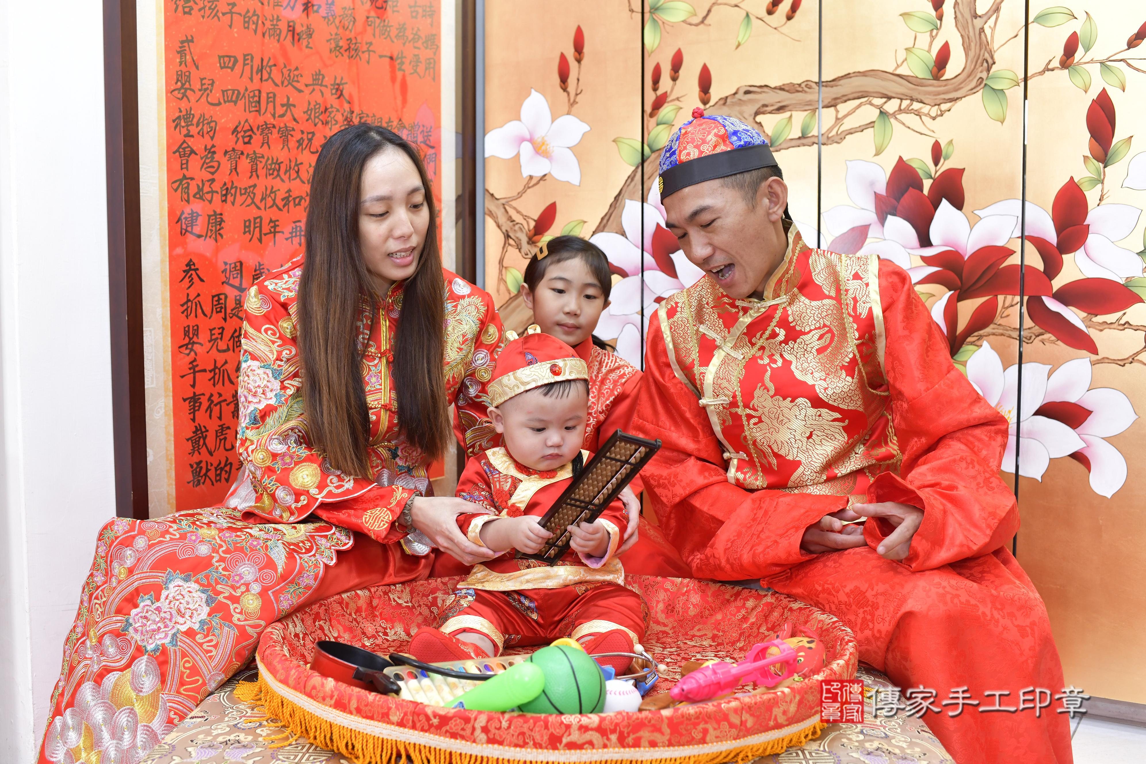 傳家手工印章新竹店、抓周、度脺、美式風會場、傳家嬰兒古禮、吉祥話、抓周道具物品24種、拍照。抓周證書。寶寶抓周、滿周歲、生日快樂、祝福
