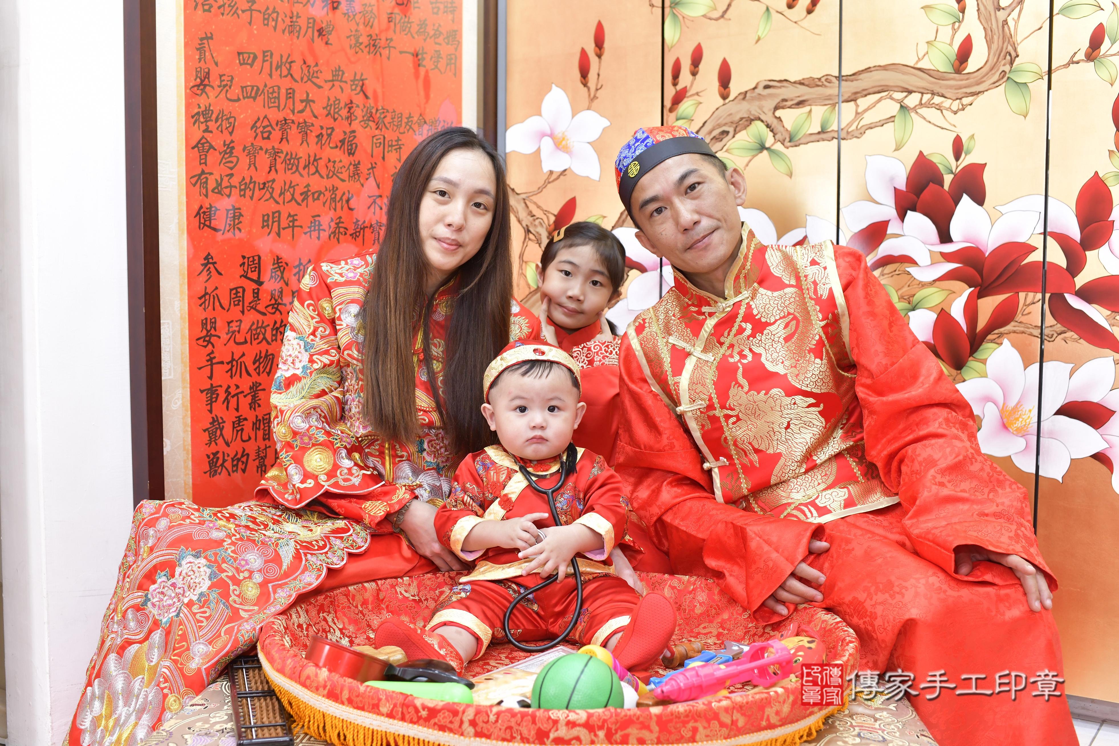 傳家手工印章新竹店、抓周、度脺、美式風會場、傳家嬰兒古禮、吉祥話、抓周道具物品24種、拍照。抓周證書。寶寶抓周、滿周歲、生日快樂、祝福