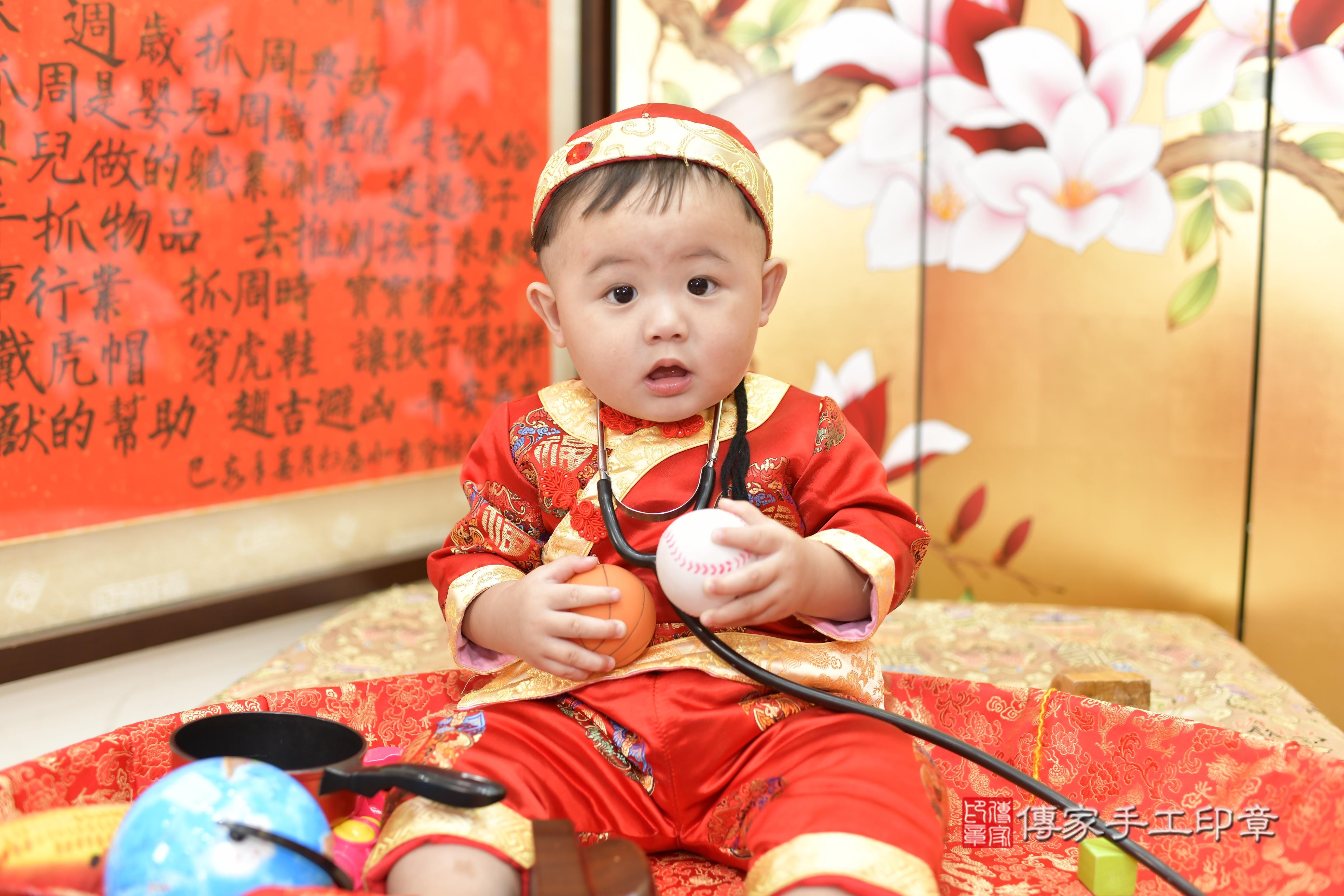 傳家手工印章新竹店、抓周、度脺、美式風會場、傳家嬰兒古禮、吉祥話、抓周道具物品24種、拍照。抓周證書。寶寶抓周、滿周歲、生日快樂、祝福