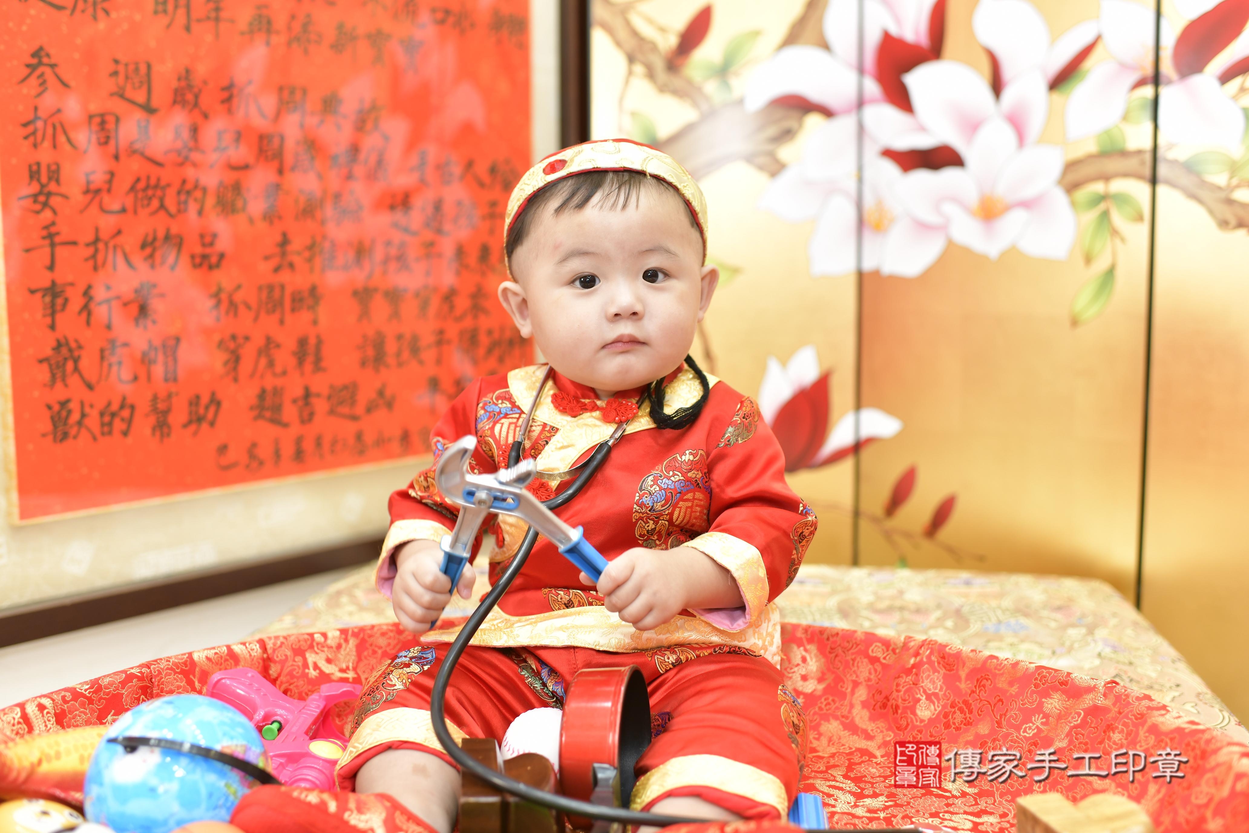 傳家手工印章新竹店、抓周、度脺、美式風會場、傳家嬰兒古禮、吉祥話、抓周道具物品24種、拍照。抓周證書。寶寶抓周、滿周歲、生日快樂、祝福