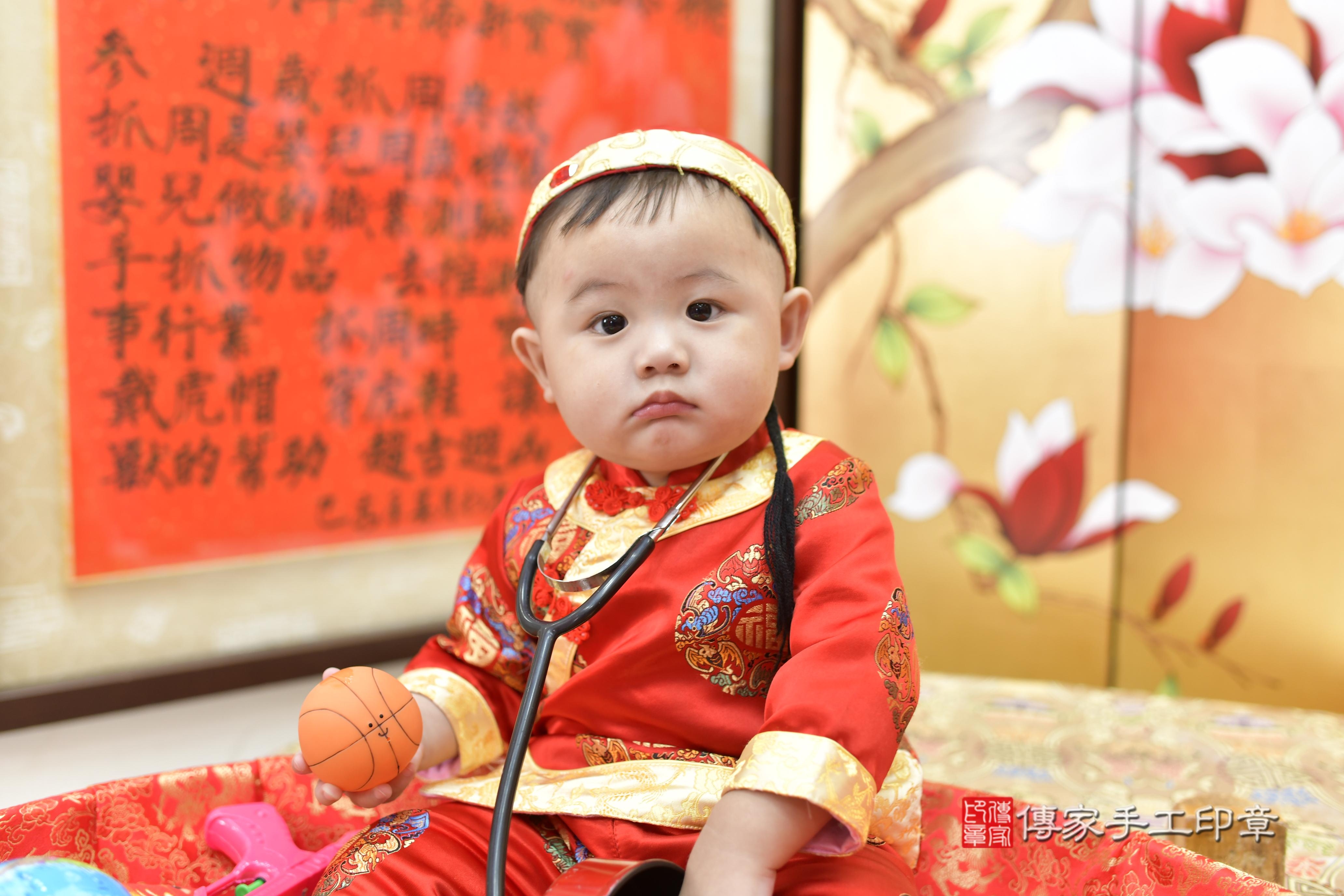 傳家手工印章新竹店、抓周、度脺、美式風會場、傳家嬰兒古禮、吉祥話、抓周道具物品24種、拍照。抓周證書。寶寶抓周、滿周歲、生日快樂、祝福