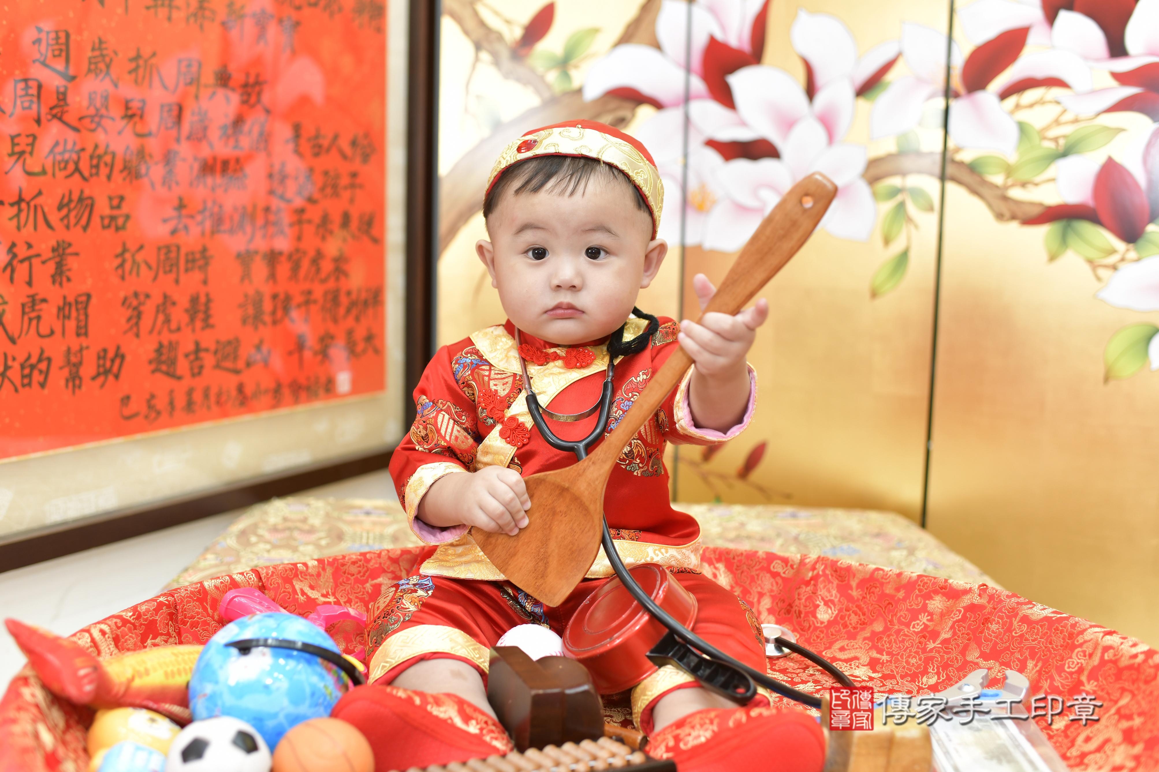 傳家手工印章新竹店、抓周、度脺、美式風會場、傳家嬰兒古禮、吉祥話、抓周道具物品24種、拍照。抓周證書。寶寶抓周、滿周歲、生日快樂、祝福