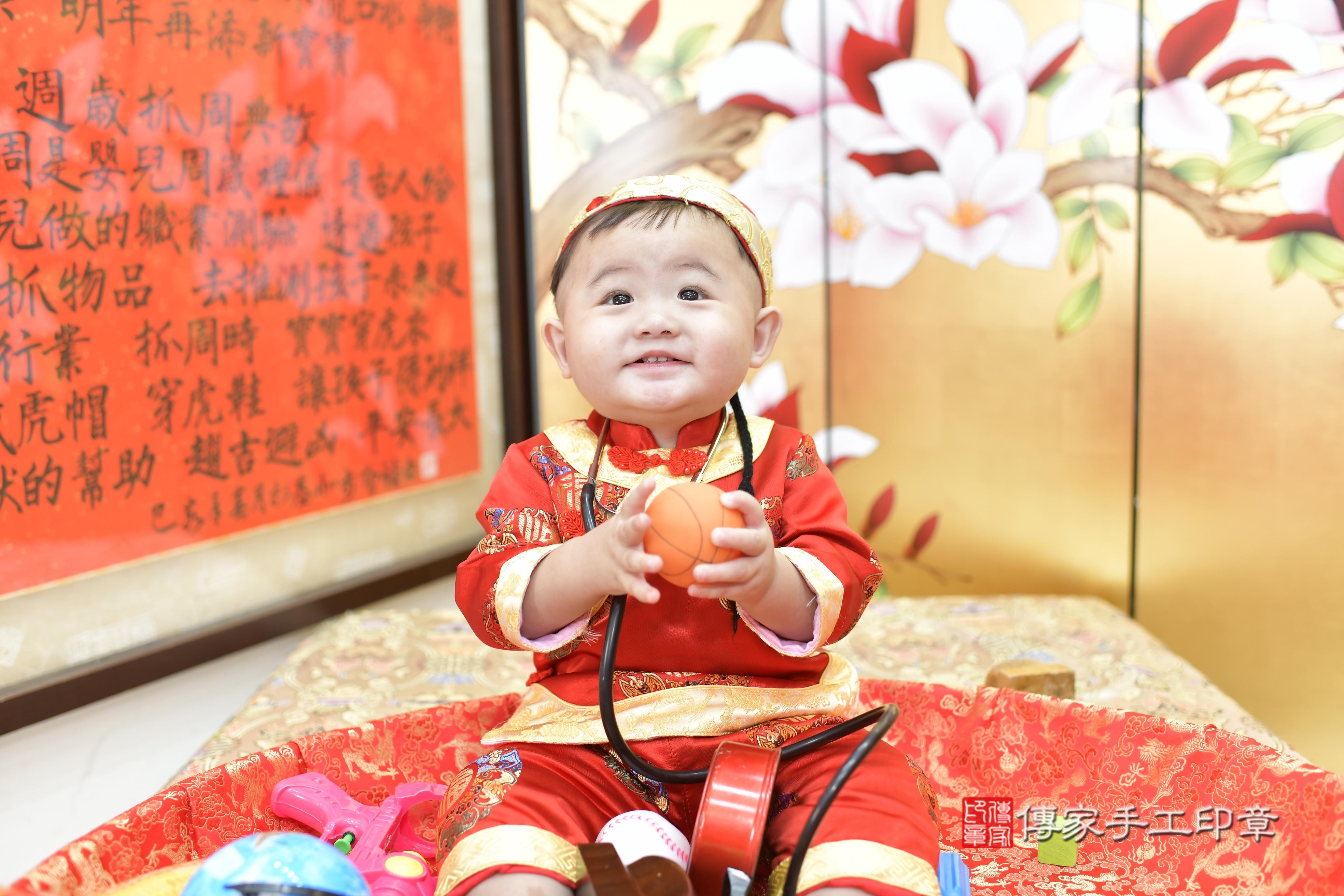 傳家手工印章新竹店、抓周、度脺、美式風會場、傳家嬰兒古禮、吉祥話、抓周道具物品24種、拍照。抓周證書。寶寶抓周、滿周歲、生日快樂、祝福