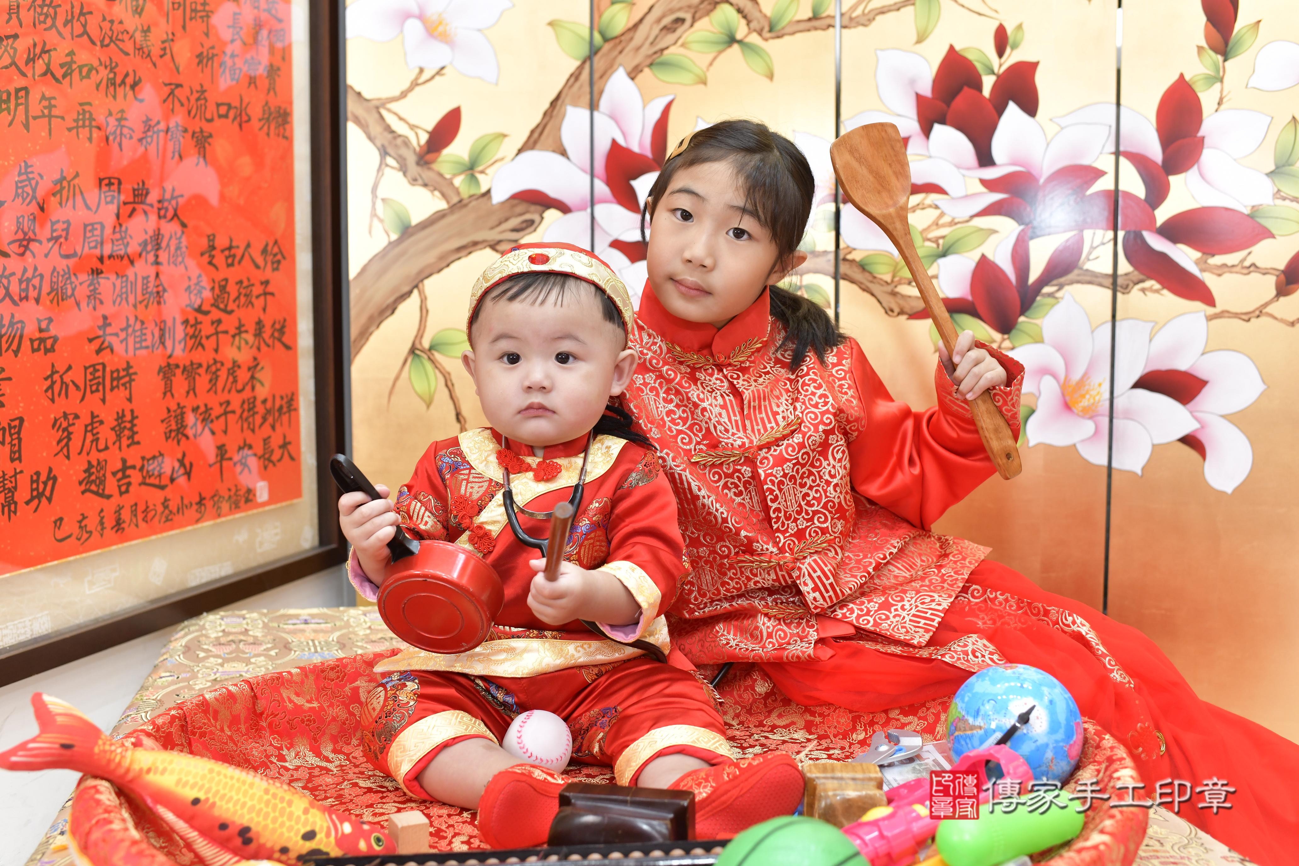 傳家手工印章新竹店、抓周、度脺、美式風會場、傳家嬰兒古禮、吉祥話、抓周道具物品24種、拍照。抓周證書。寶寶抓周、滿周歲、生日快樂、祝福