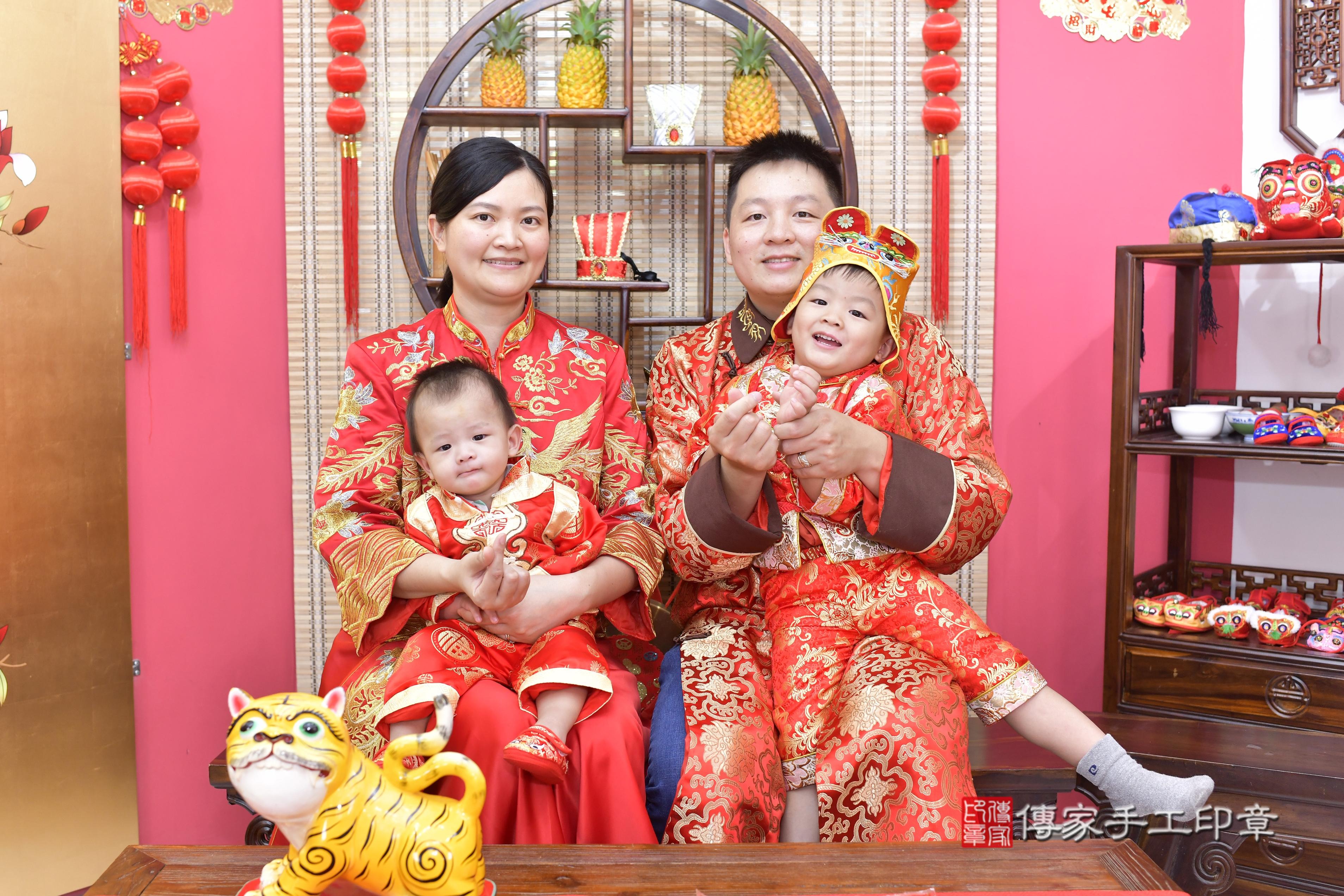 傳家手工印章新竹店、抓周、度脺、美式風會場、傳家嬰兒古禮、吉祥話、抓周道具物品24種、拍照。抓周證書。寶寶抓周、滿周歲、生日快樂、祝福